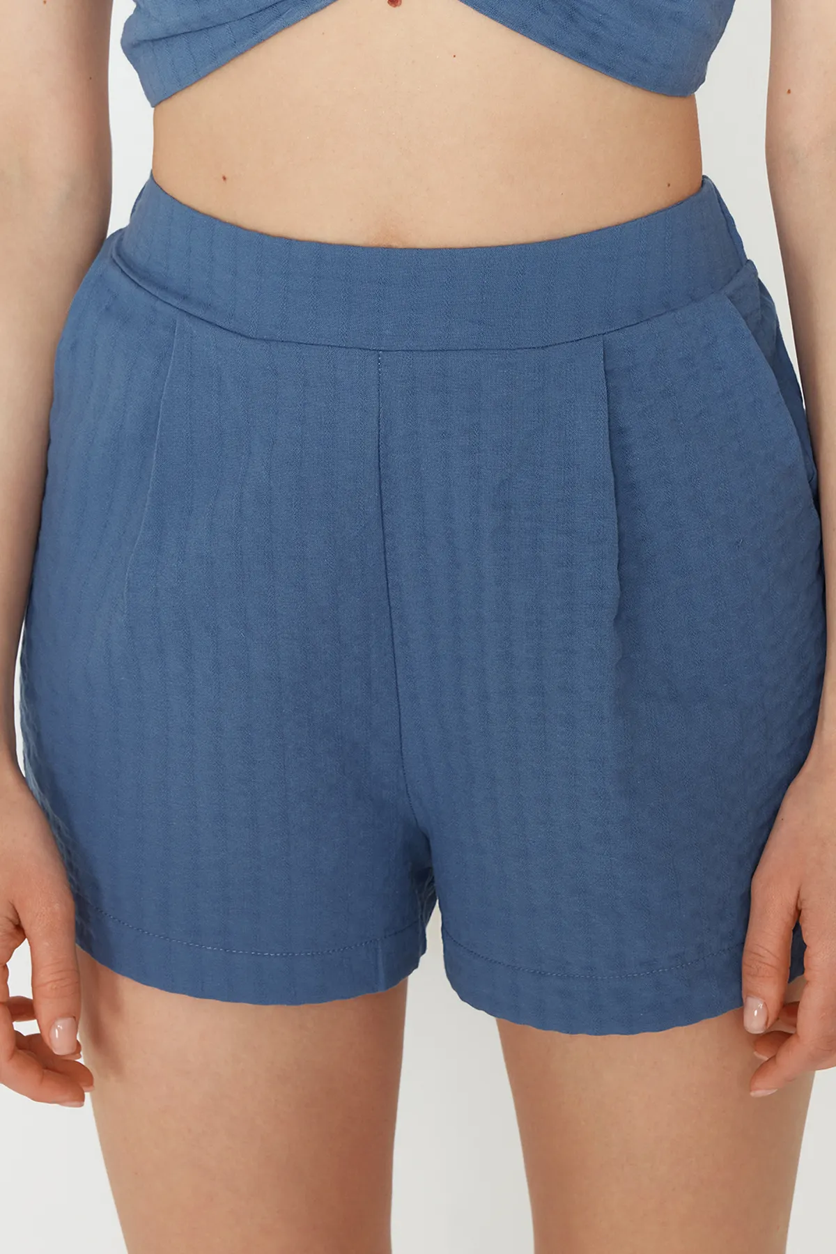 Trendyol Collection  Blaues gewebtes Accessoire-Bluse-Shorts-Set TBESS24AU00064