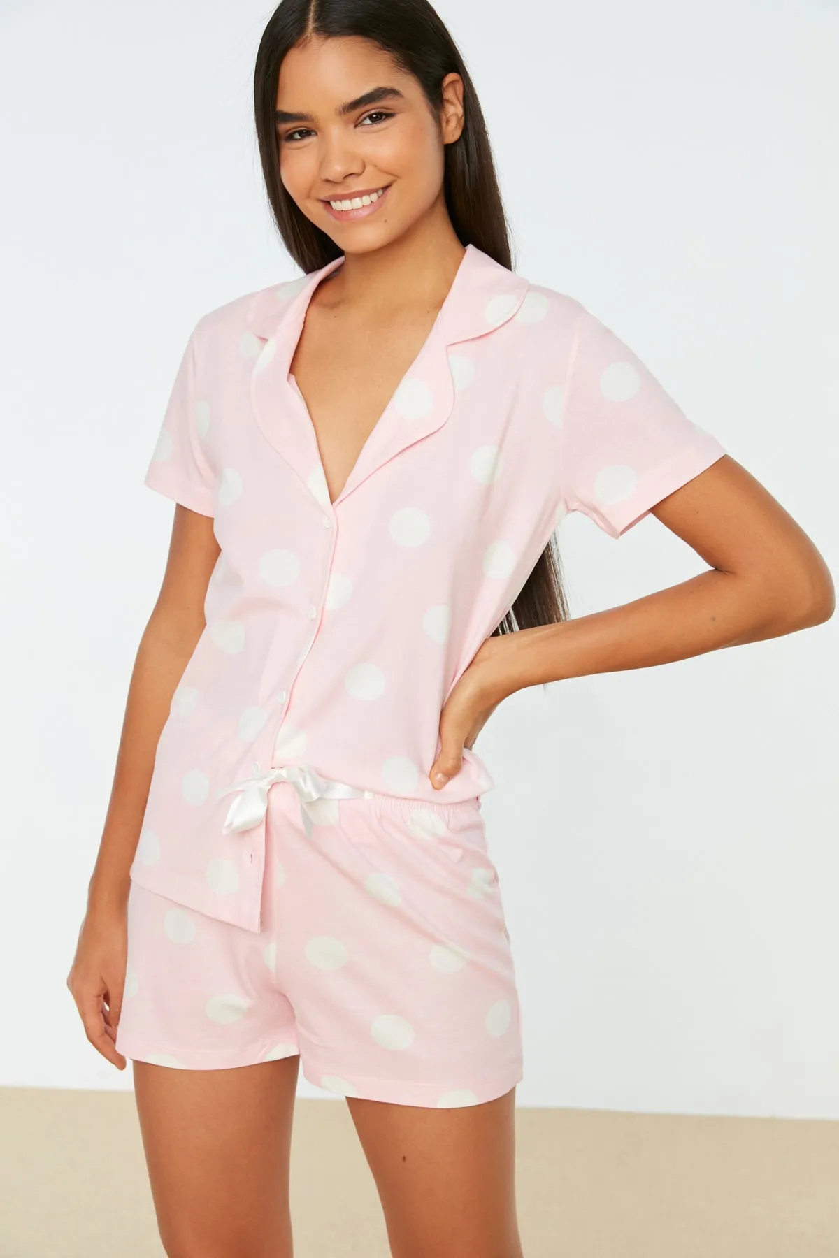 Trendyol Collection  Rosa gestricktes Pyjama-Set aus 100 % Baumwolle mit gepunkteten Hemden und Shorts THMSS20PT0077
