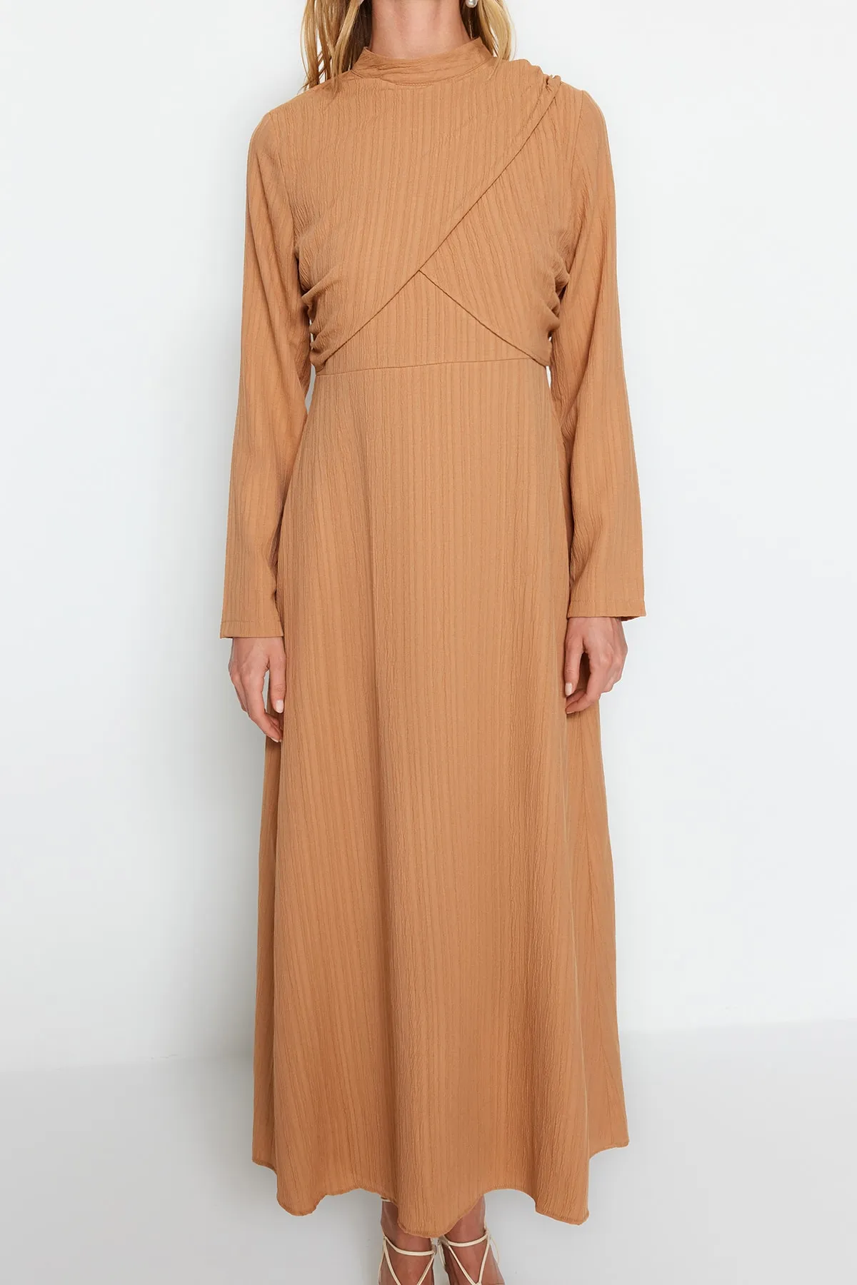 Trendyol Modest  Beiges Kleid aus Viskosegewebe mit Zweireiherkragen und Futter aus Mischgewebe TCTSS23EB00375