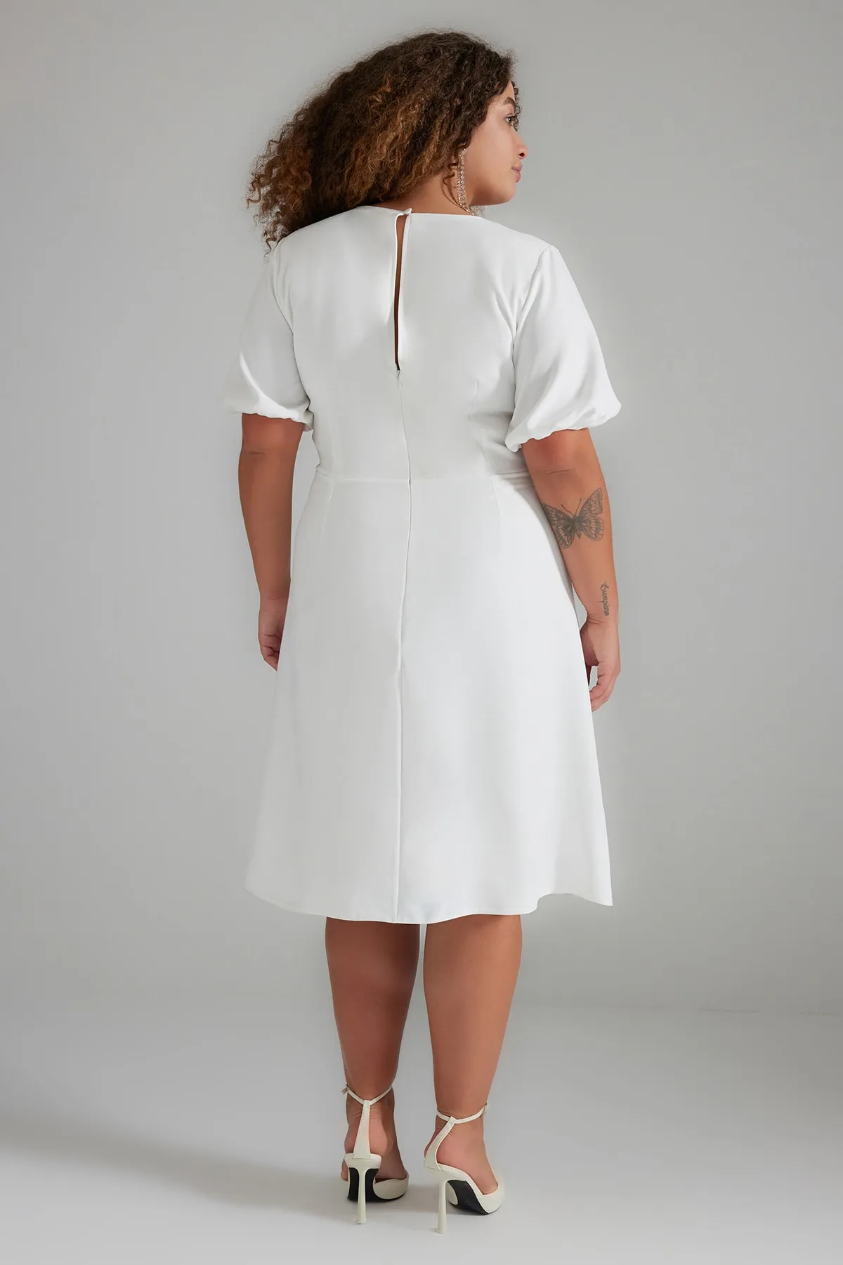 Trendyol Curve  Weißes gewebtes Braut-Midikleid mit Knopfdetail TBBSS23AH00220