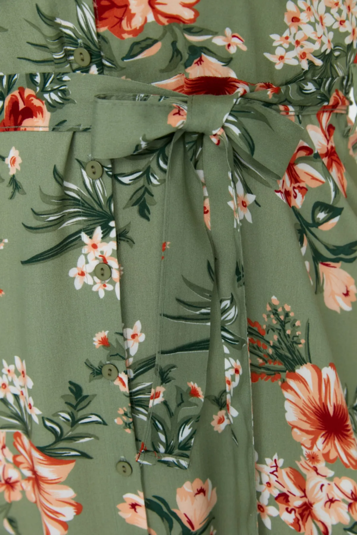 Trendyol Curve  Grünes Hemdblusenkleid mit gewebtem Blumenmuster und Schlitz TBBSS22EL1596