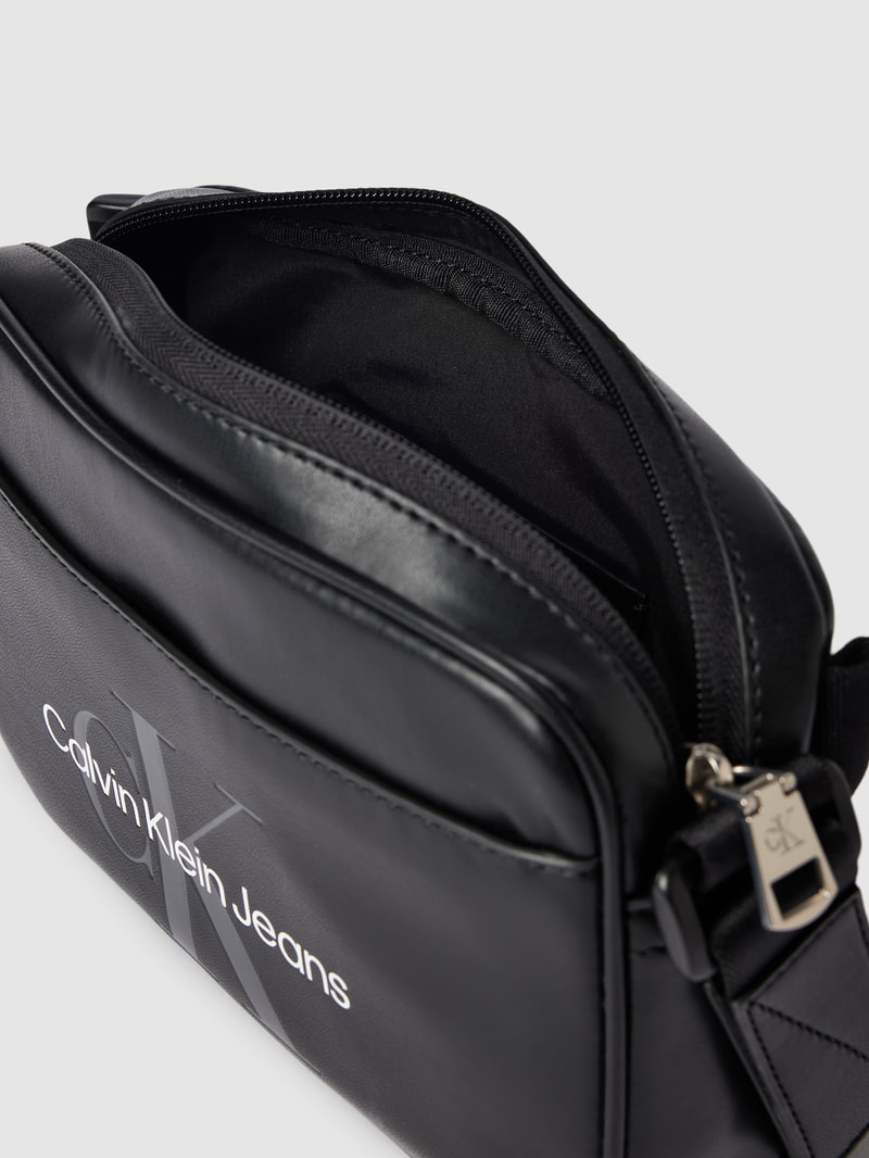 Camera Bag mit Label-Print in black
