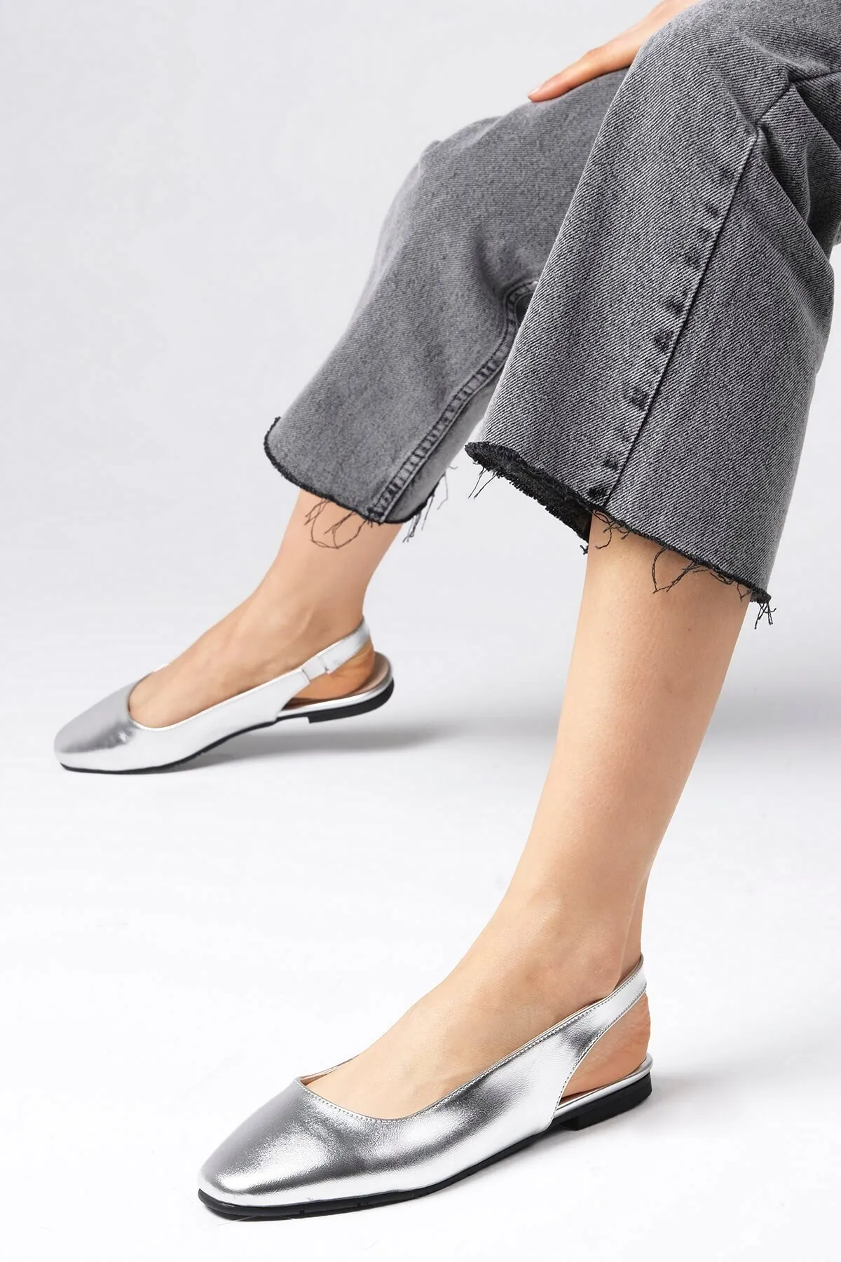 Mio Gusto  Flache Ballerina-Schuhe von Ally in silberner Farbe mit offenem Rücken für Damen