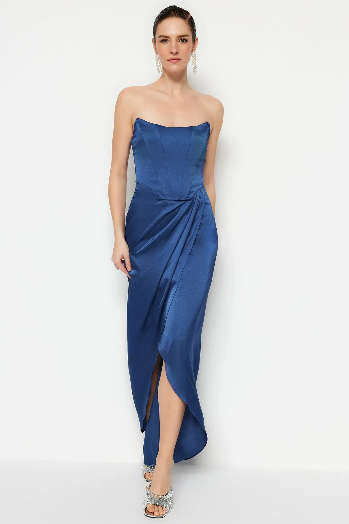 Trendyol Collection  Indigoblaues, zweireihiges, gefüttertes, langes Abendkleid aus Satin mit gewebtem Miederdetail TPRSS22AE0005