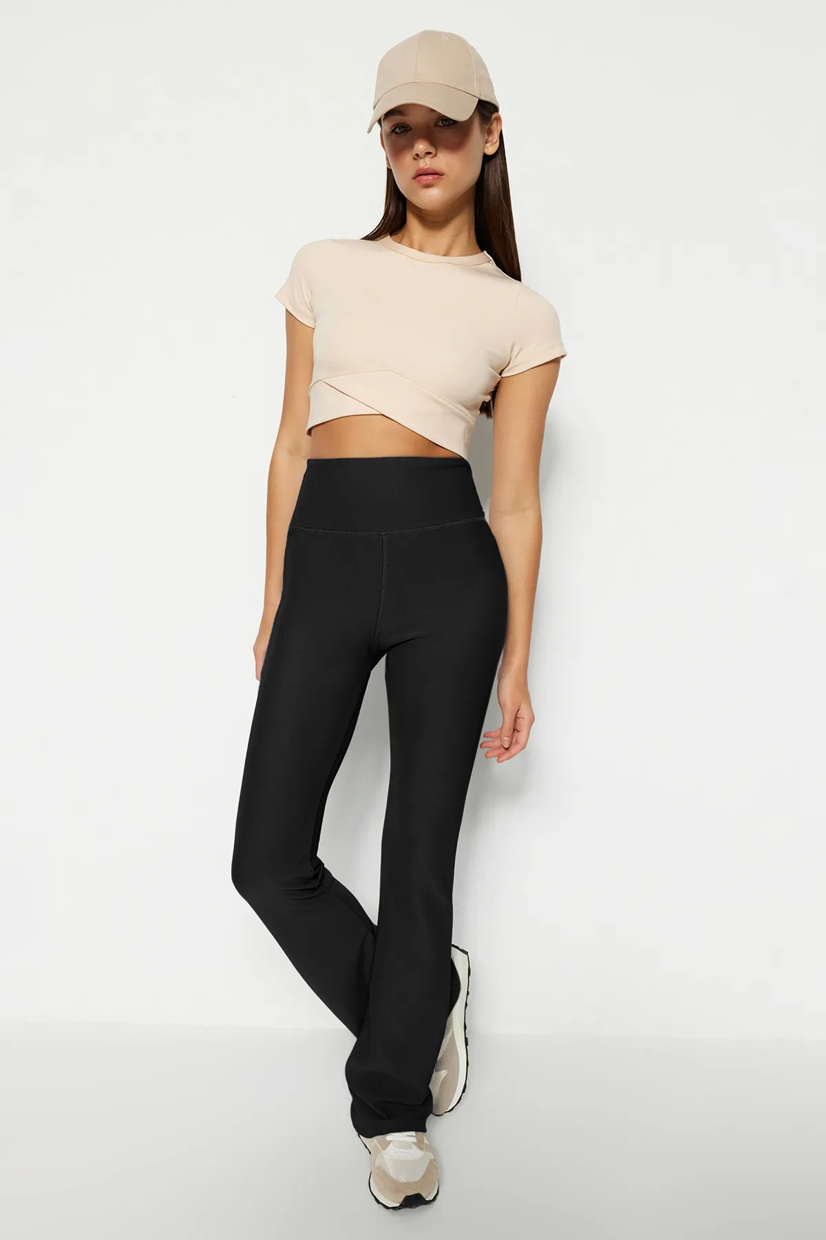 Trendyol Collection  Schwarze, gerippte, gestrickte Yoga-Sportstrumpfhose mit spanischen Beinen TWOAW23TY00011