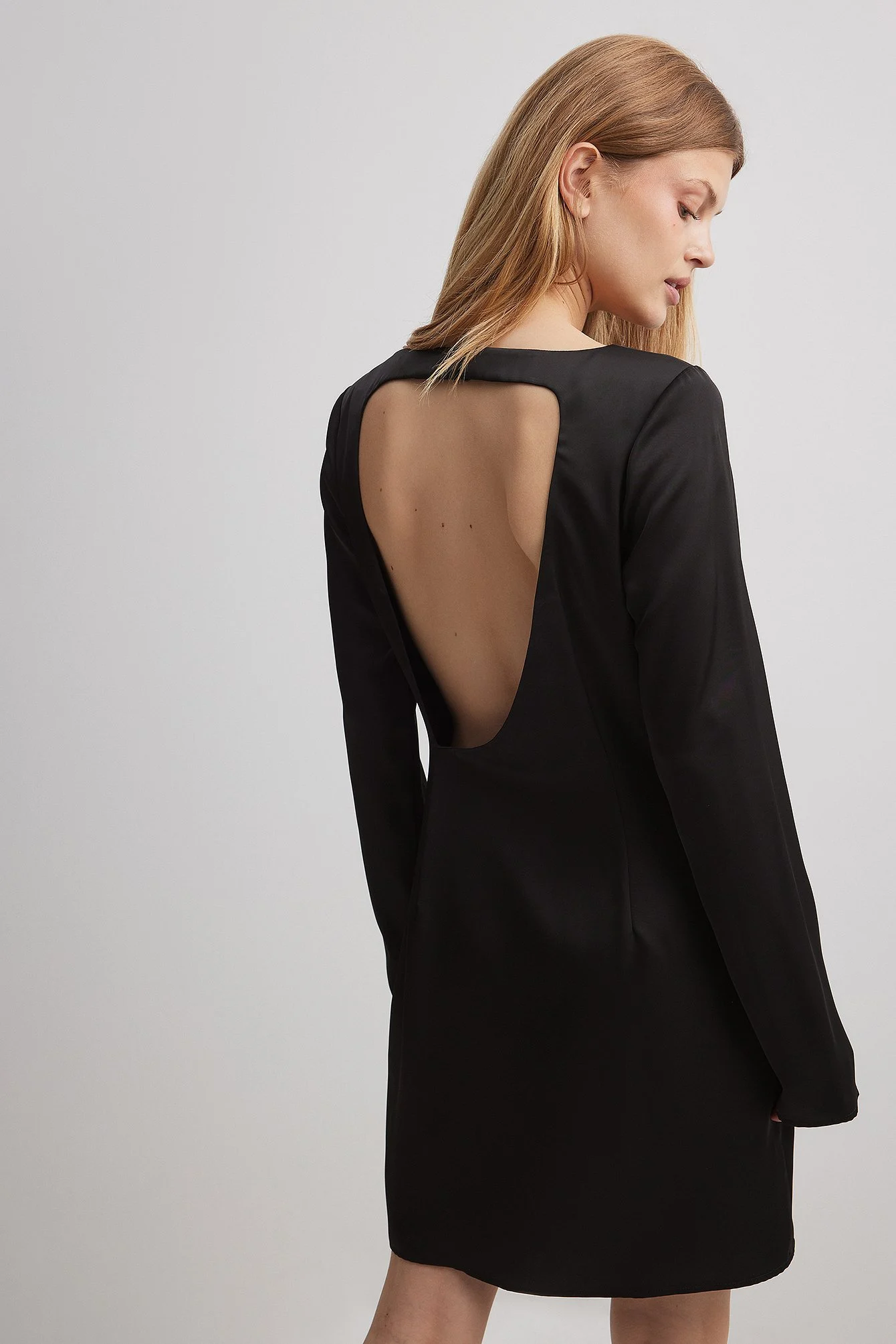 Asymmetrisches Minikleid mit offenem Rücken
