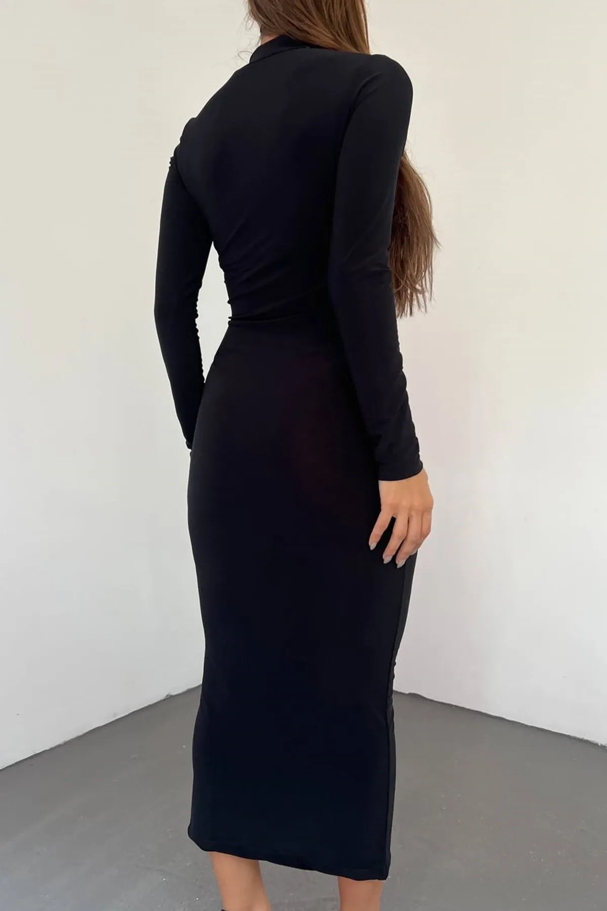 lovebox  Flexibles, tief ausgeschnittenes, schwarzes Bleistiftkleid aus sandigem Tüllstoff mit hohem Kragen und langen Ärmeln in Midi-Länge 10957