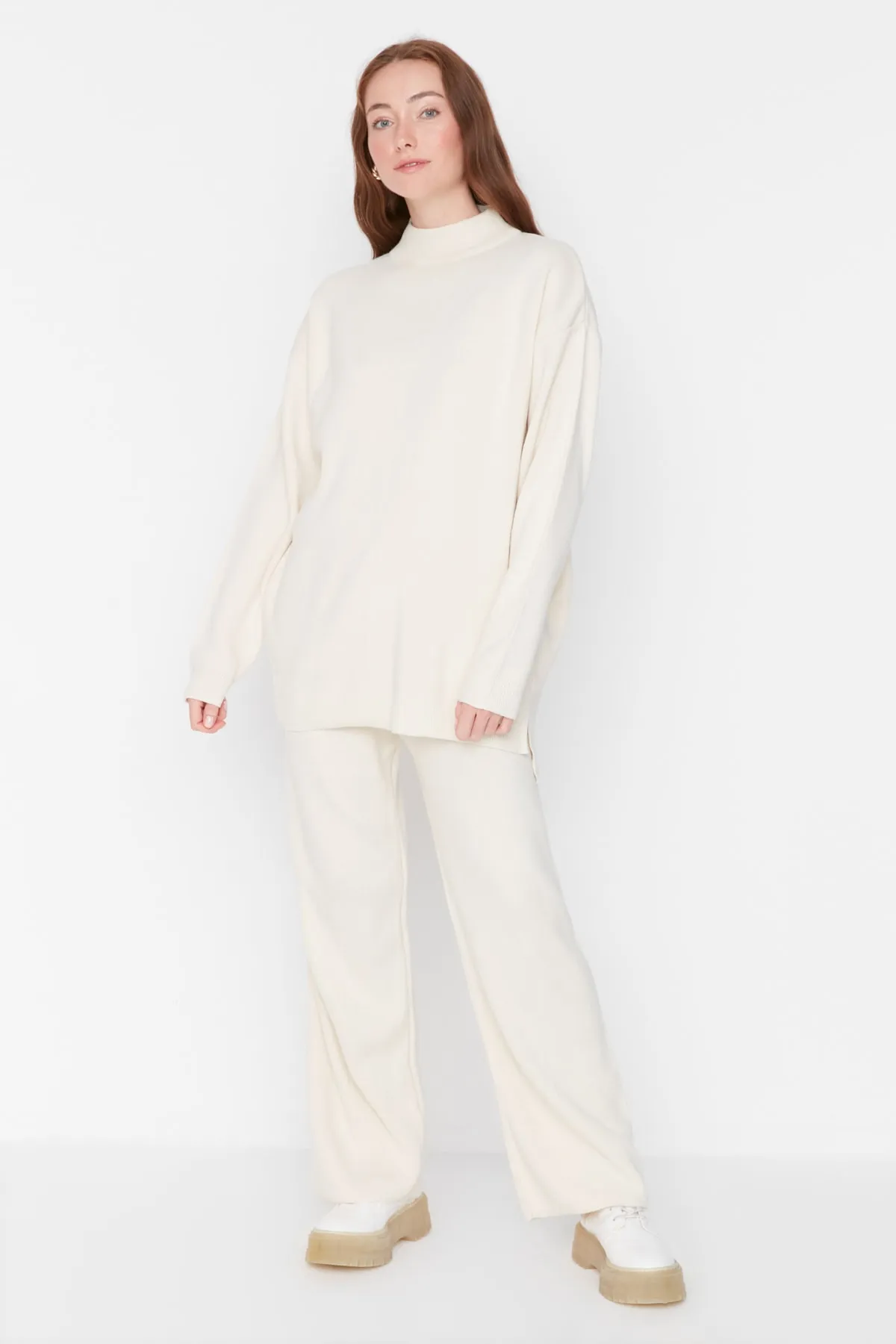 Trendyol Modest  Steinfarbenes Strickset mit halbem Rollkragen und Schlitzdetail, Pullover und Hose TCTAW23US00086