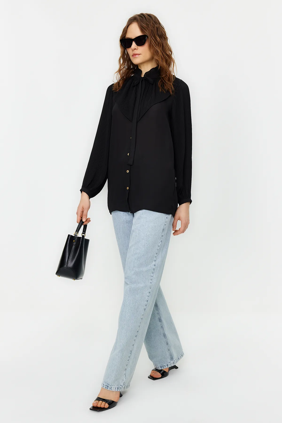 Trendyol Modest  Schwarzes, gewebtes Chiffon-Hemd mit Rüschen TCTSS24TG00014