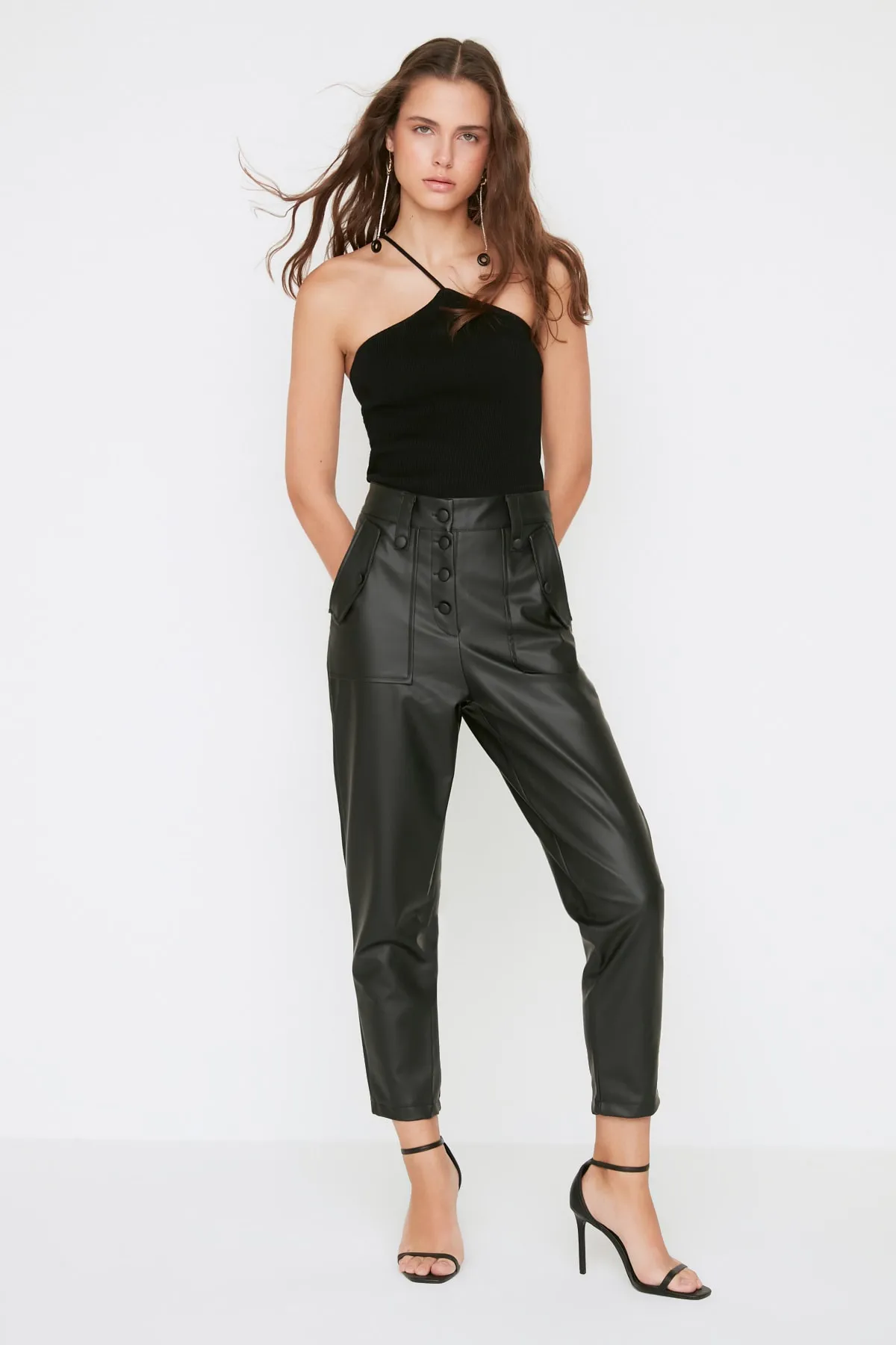 Trendyol Collection  Schwarze Karottenhose aus Kunstleder mit gewebter Vorderseite und Knöpfen TWOAW22PL0083