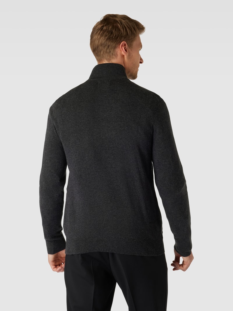 Strickjacke aus Lammwoll-Mix mit Stehkragen und Label-Stitching in dunkelgrau meliert