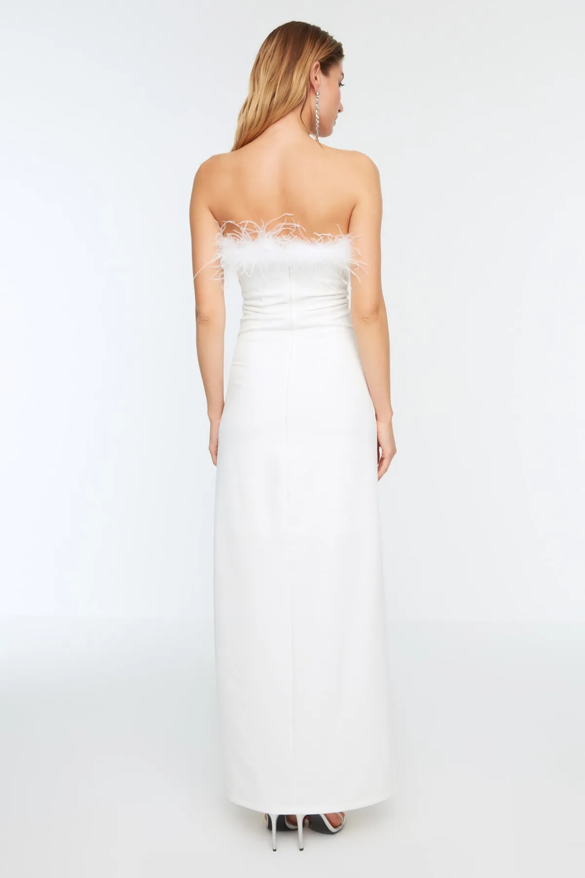 Trendyol Collection  Ecrufarbenes, figurbetontes, gefüttertes, gewebtes Otrish-Hochzeits-/Nikah-langes Abendkleid TPRSS22AE0095