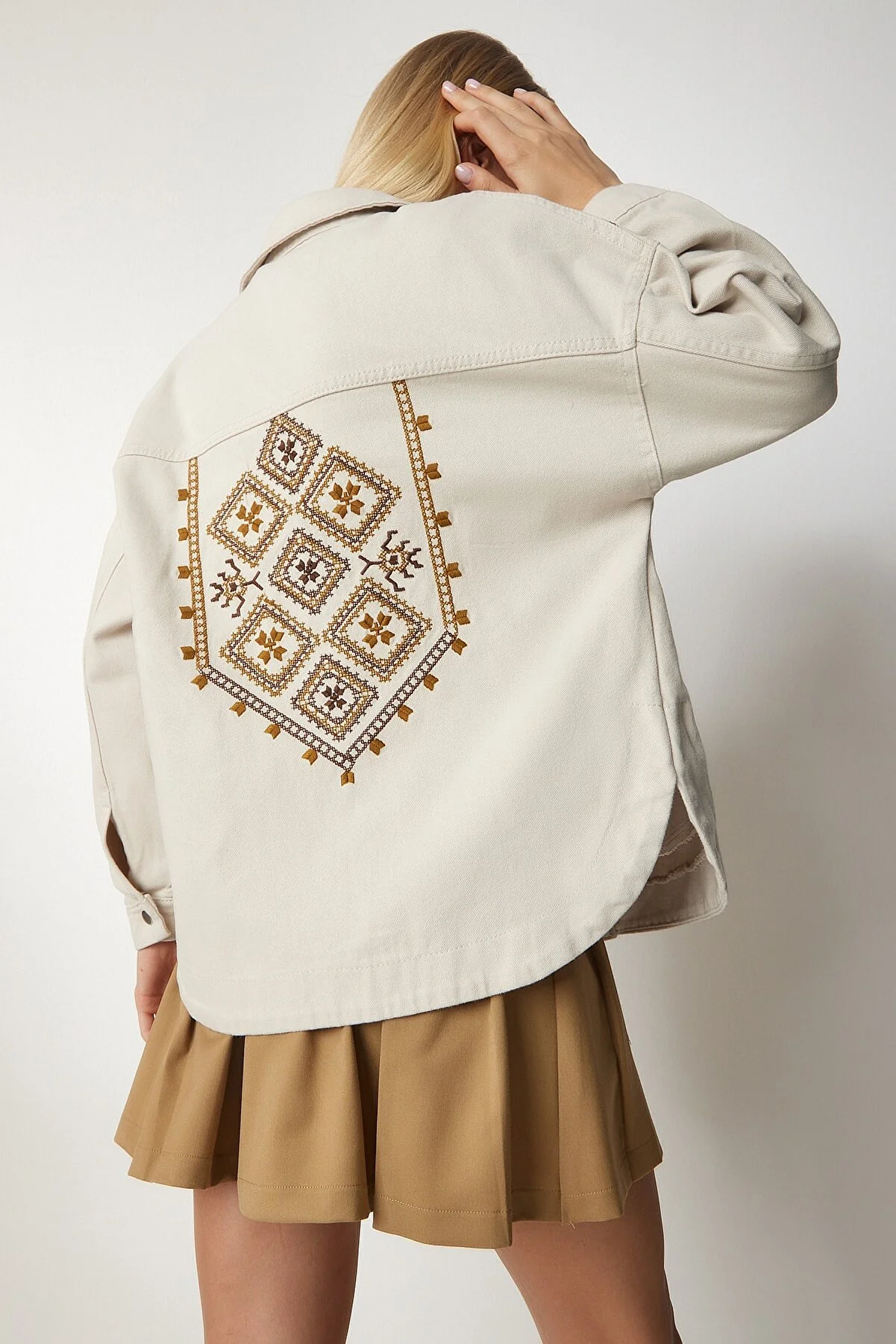 Happiness İstanbul  Cremefarbene Gabardine-Hemdjacke mit ethnischer Stickerei für Damen RV00142