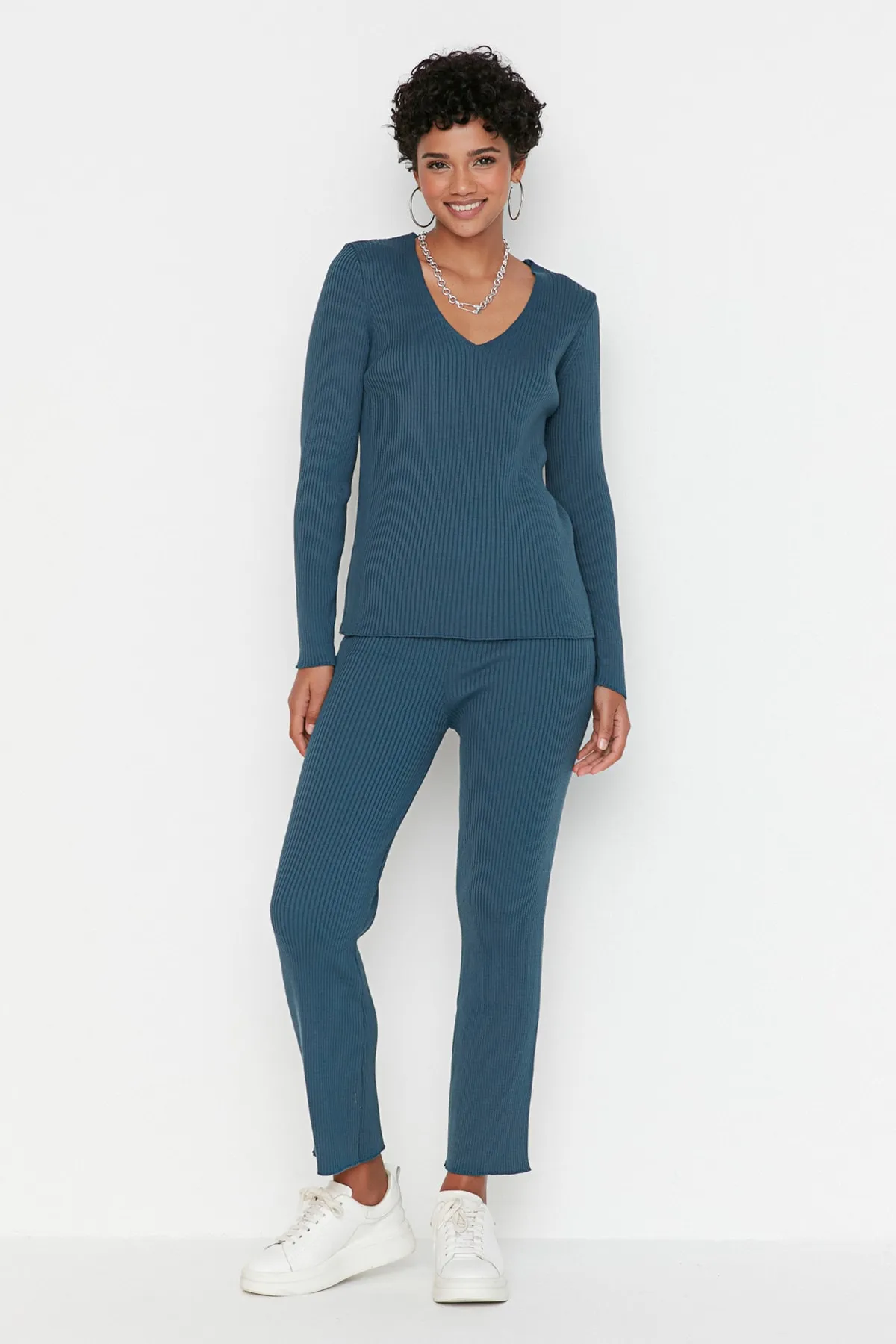 Trendyol Collection  Indigofarbenes Strickoberteil und -unterteil mit V-Ausschnitt TWOAW23AU00139