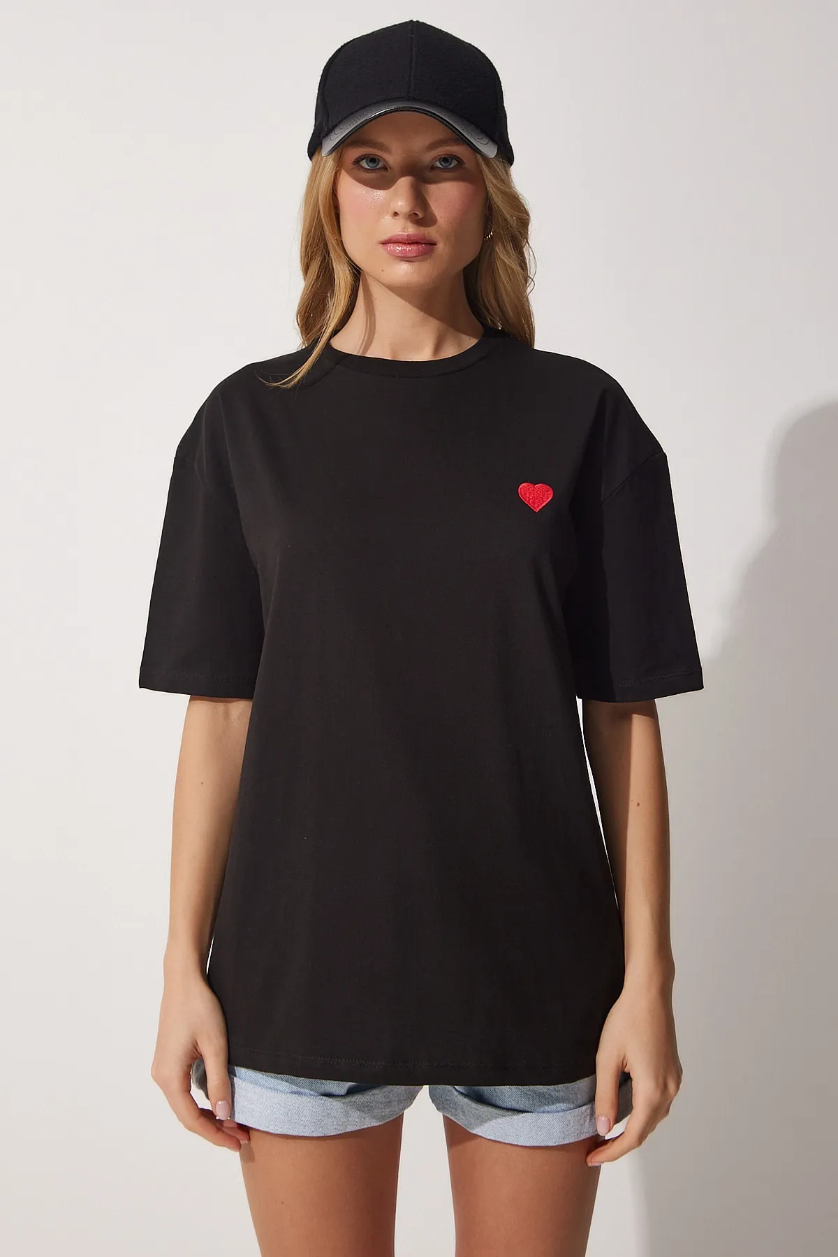 Happiness İstanbul  Schwarzes Oversize-T-Shirt aus Baumwolle mit Herzstickerei für Damen CR00405