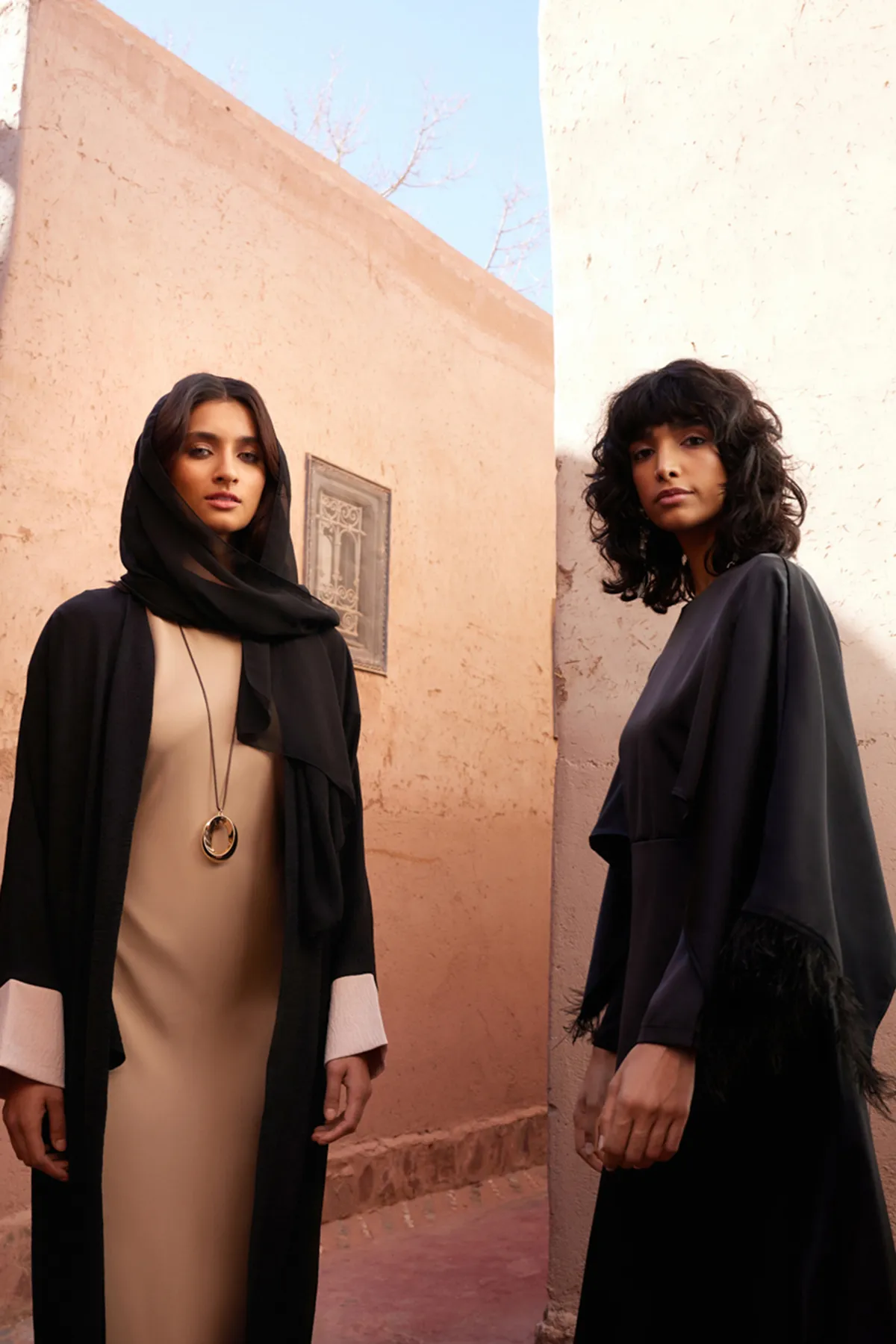 Trendyol Modest  Schwarzes, farbblockiertes Aerobin Ferace Abaya & Kleid, 2-teiliges gewebtes Set TCTSS24US00033