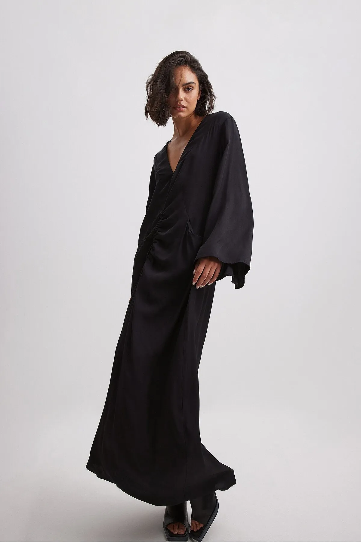 NA-KD  Maxikleid mit weiten Ärmeln