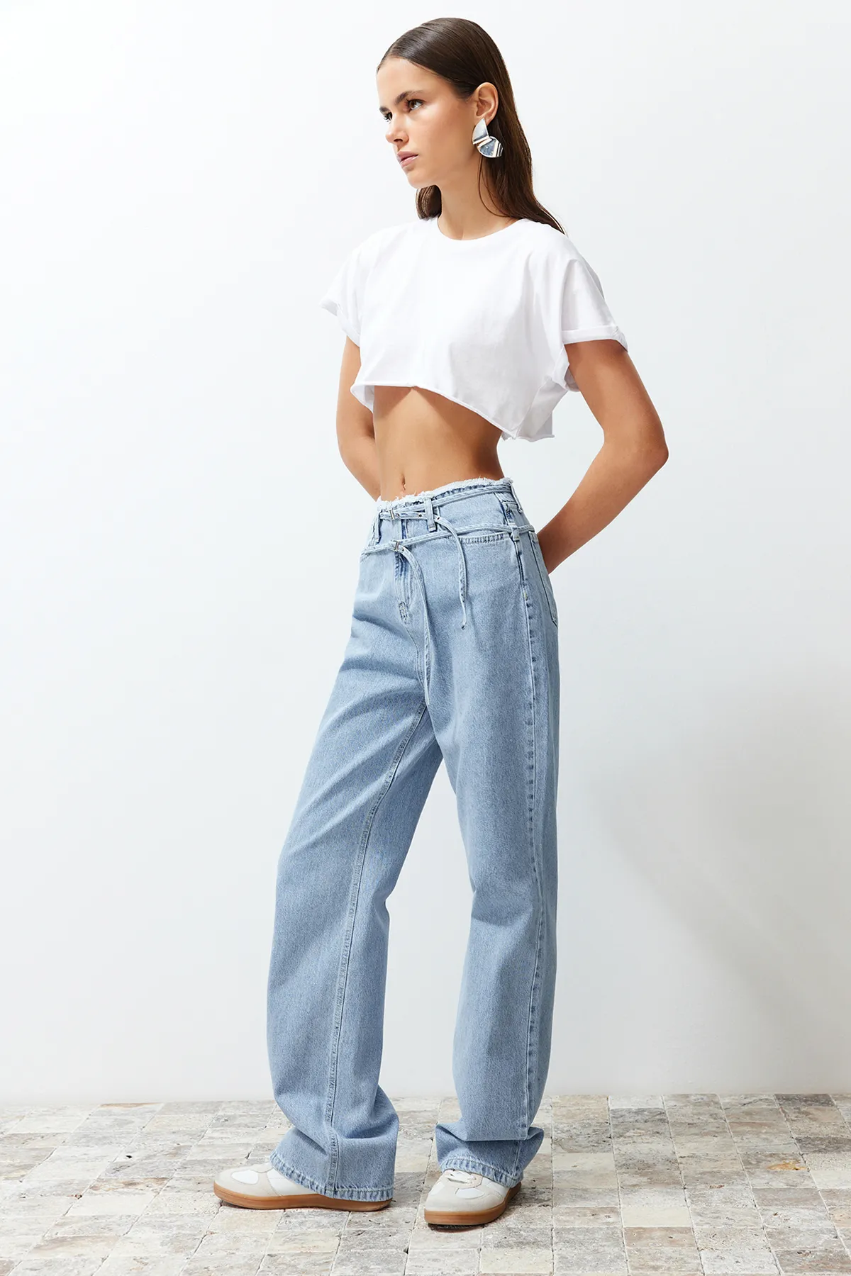 Trendyol Collection  Blaue, nachhaltigere Jeans mit weitem Bein und hoher Taille und detaillierter Taille TWOSS24JE00142