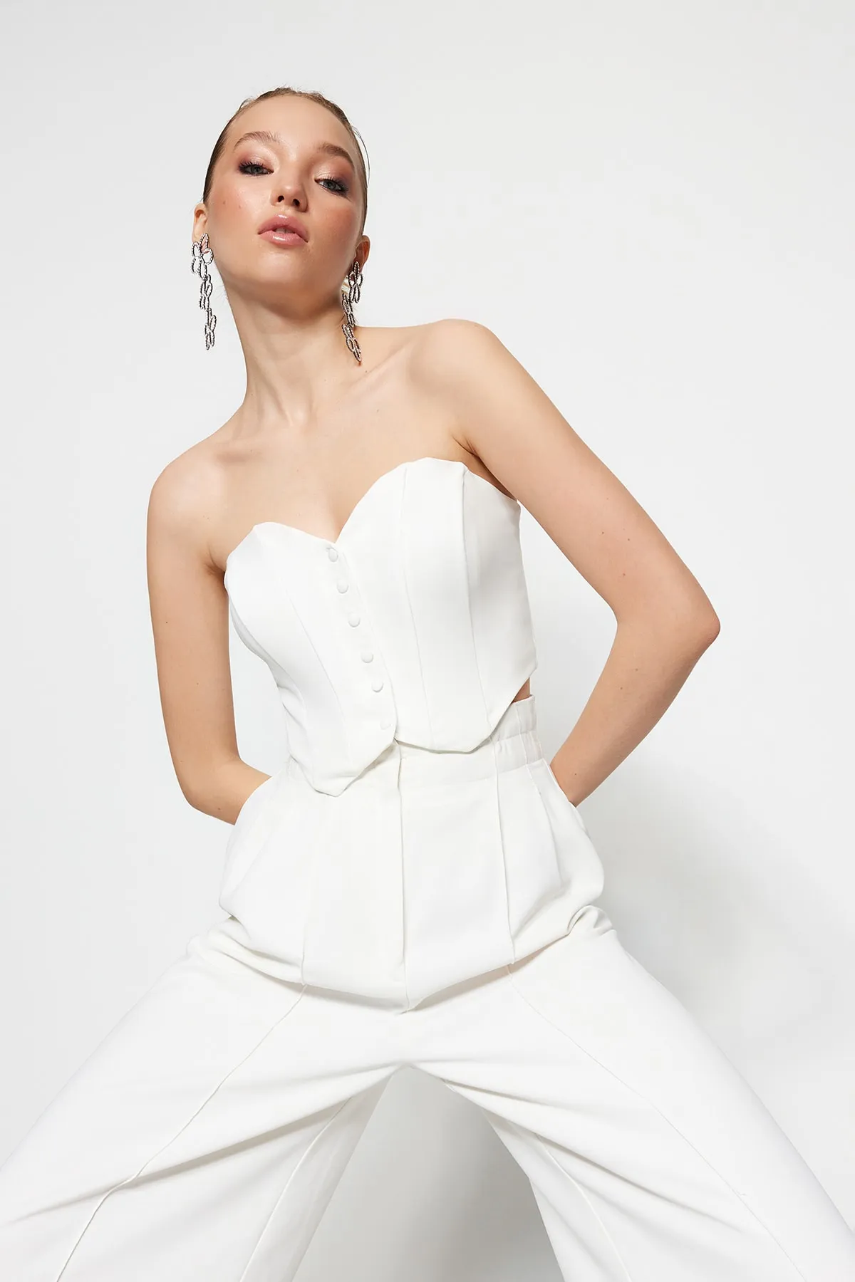 Trendyol Collection  Ecrufarbenes, bauchfreies, gefüttertes Bustier aus Webstoff TPRSS23BS00045