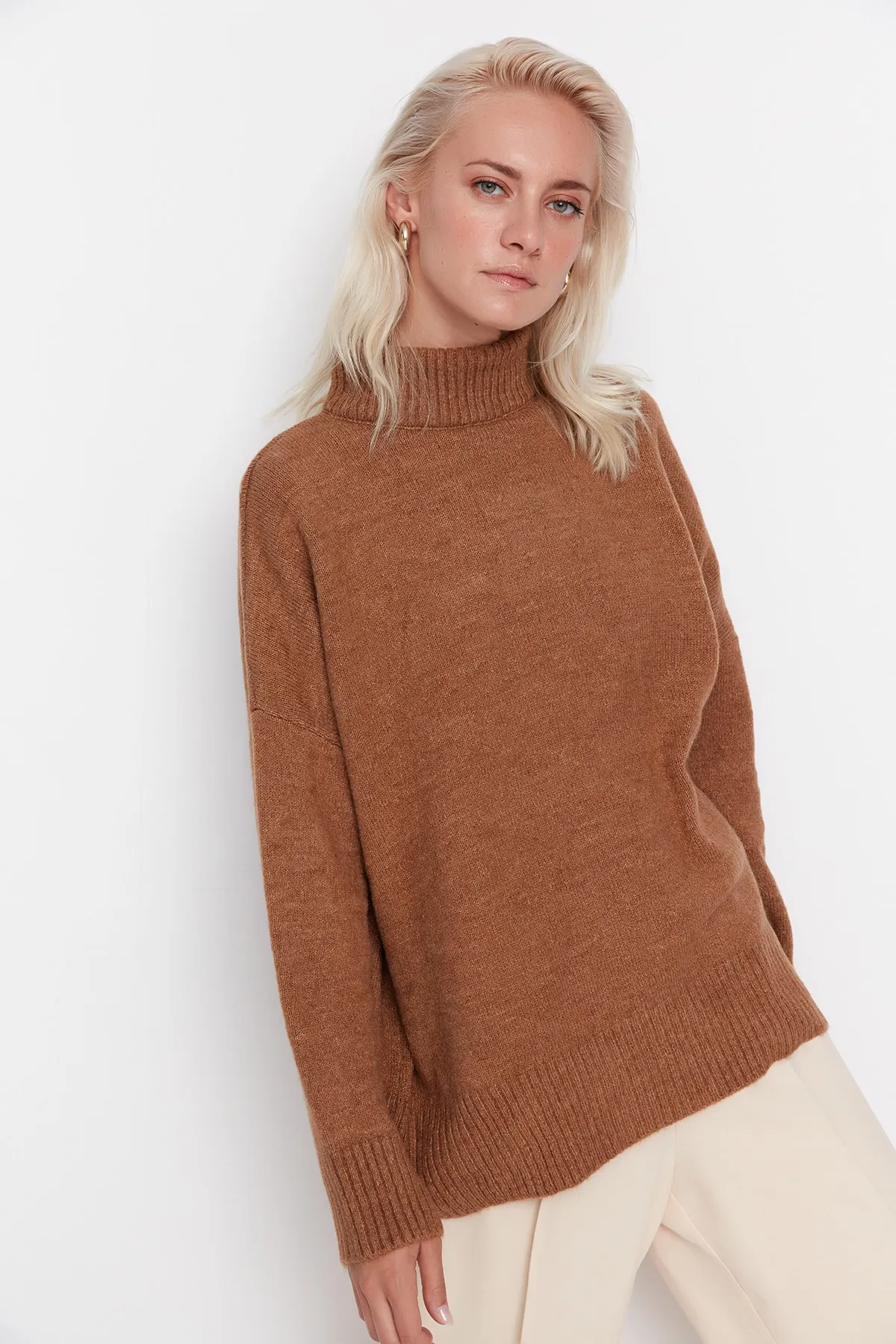 Trendyol Collection  Hellbrauner, weich strukturierter Strickpullover mit Stehkragen und weiter Passform TWOAW23KZ00469