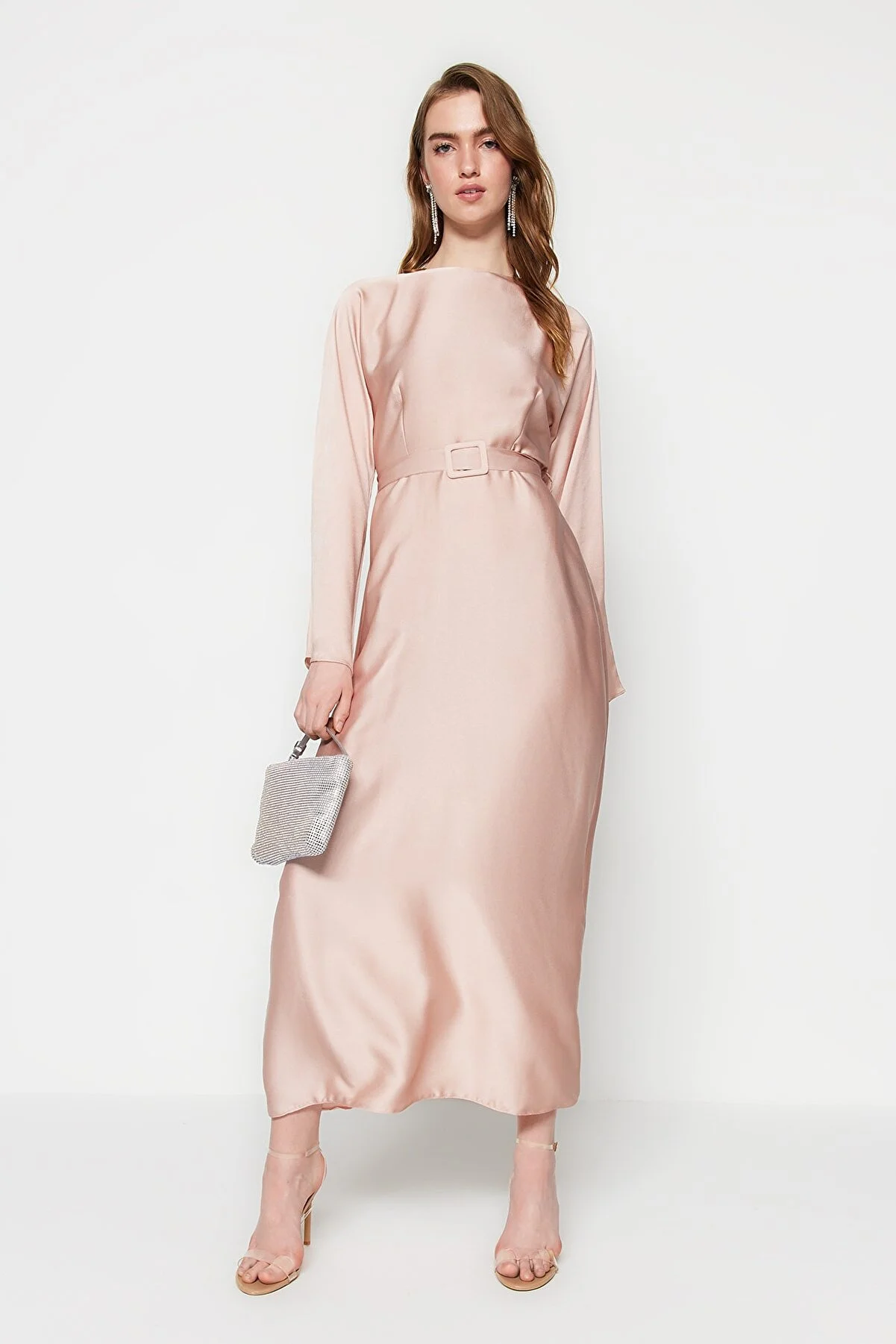 Trendyol Modest  Hellrosa Abendkleid aus Satin mit Gürtel TCTSS23DB00019