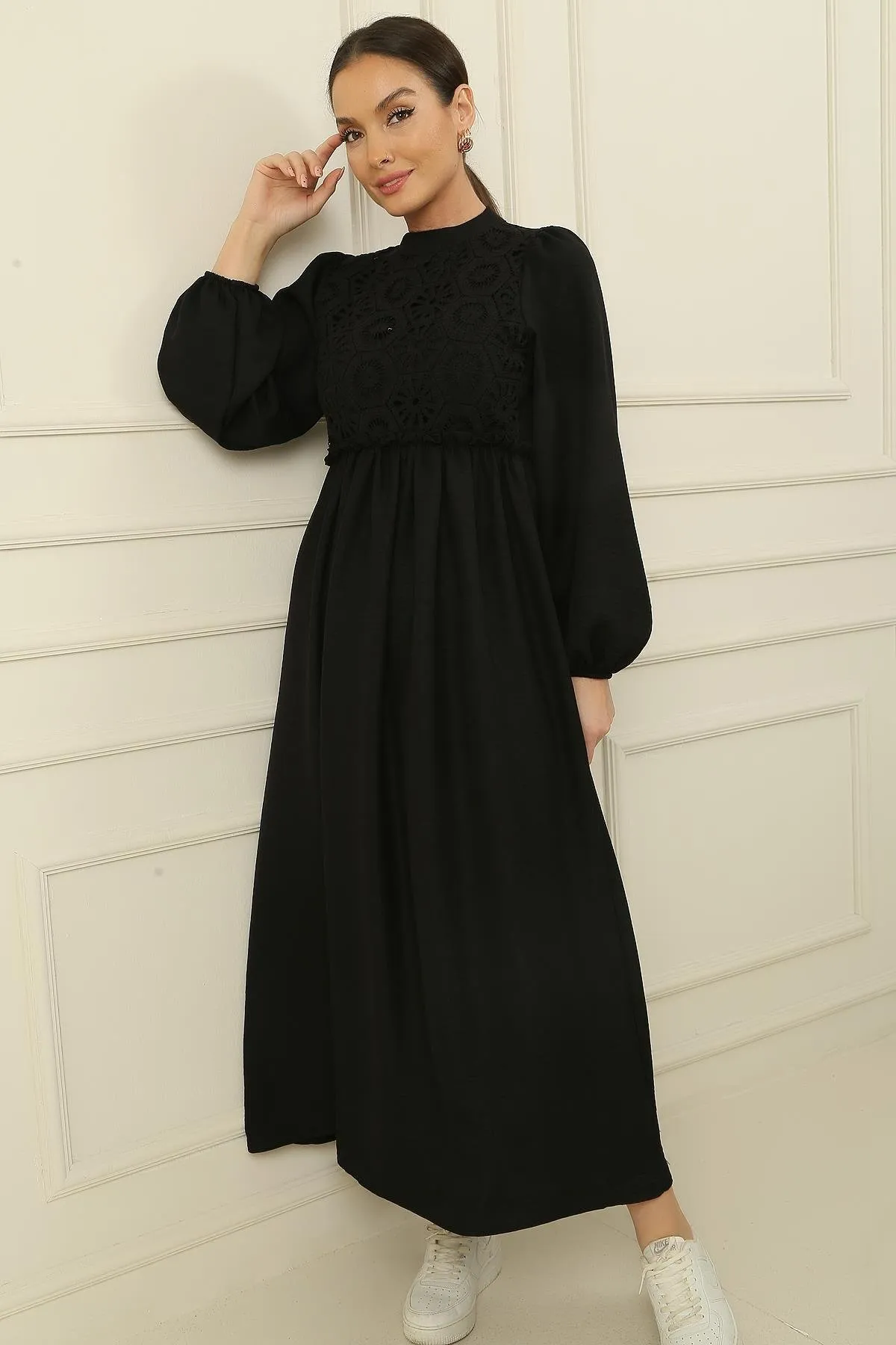 By Saygı  Langes Kleid mit Spitzenbesatz in Leinenoptik