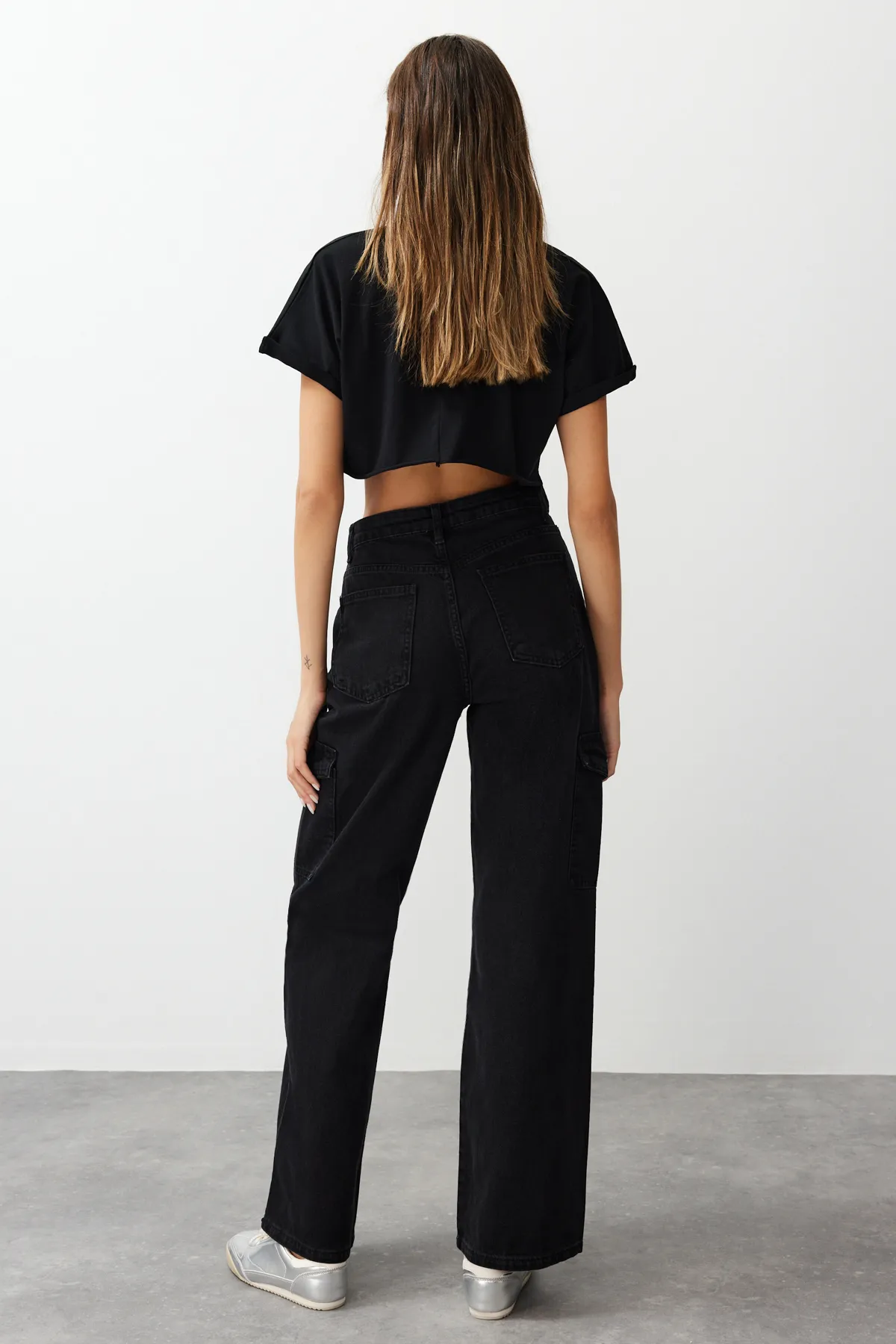 Trendyol Collection  Schwarze Jeans mit weitem Bein und hoher Taille und Cargotasche TWOAW22JE0392