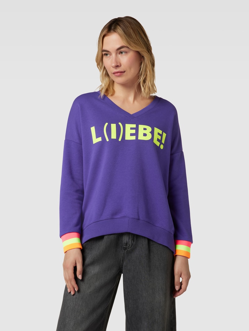 Sweatshirt mit Statement-Print Modell 'L(I)EBE!' in lila
