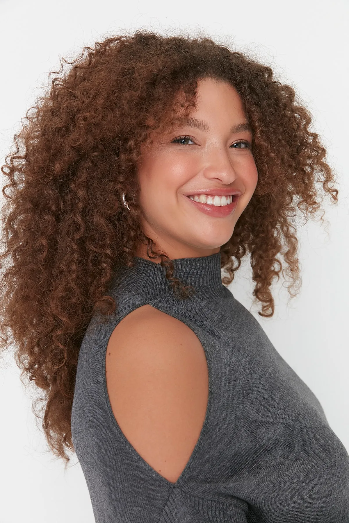 Trendyol Curve  Anthrazitfarbener, detaillierter Strickpullover mit Cut-Outs