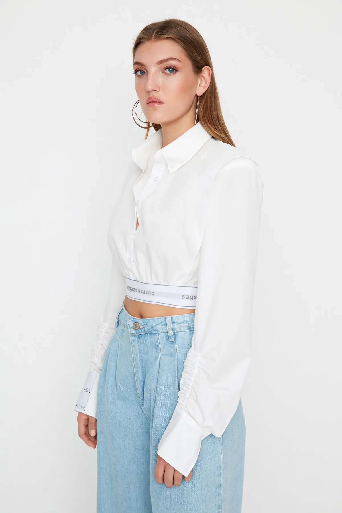 Trendyol Collection  Weißes, bauchfreies Hemd mit Details