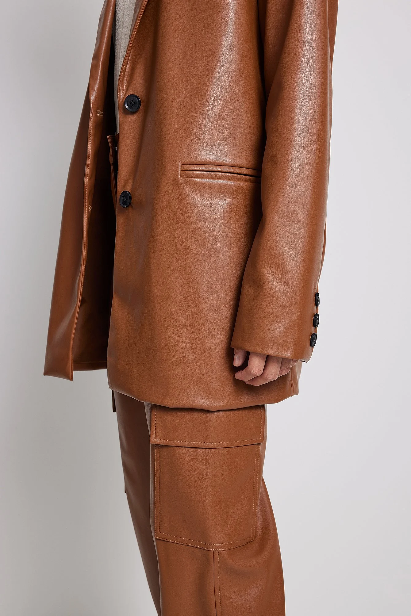 Taillierter Oversize-Blazer aus PU