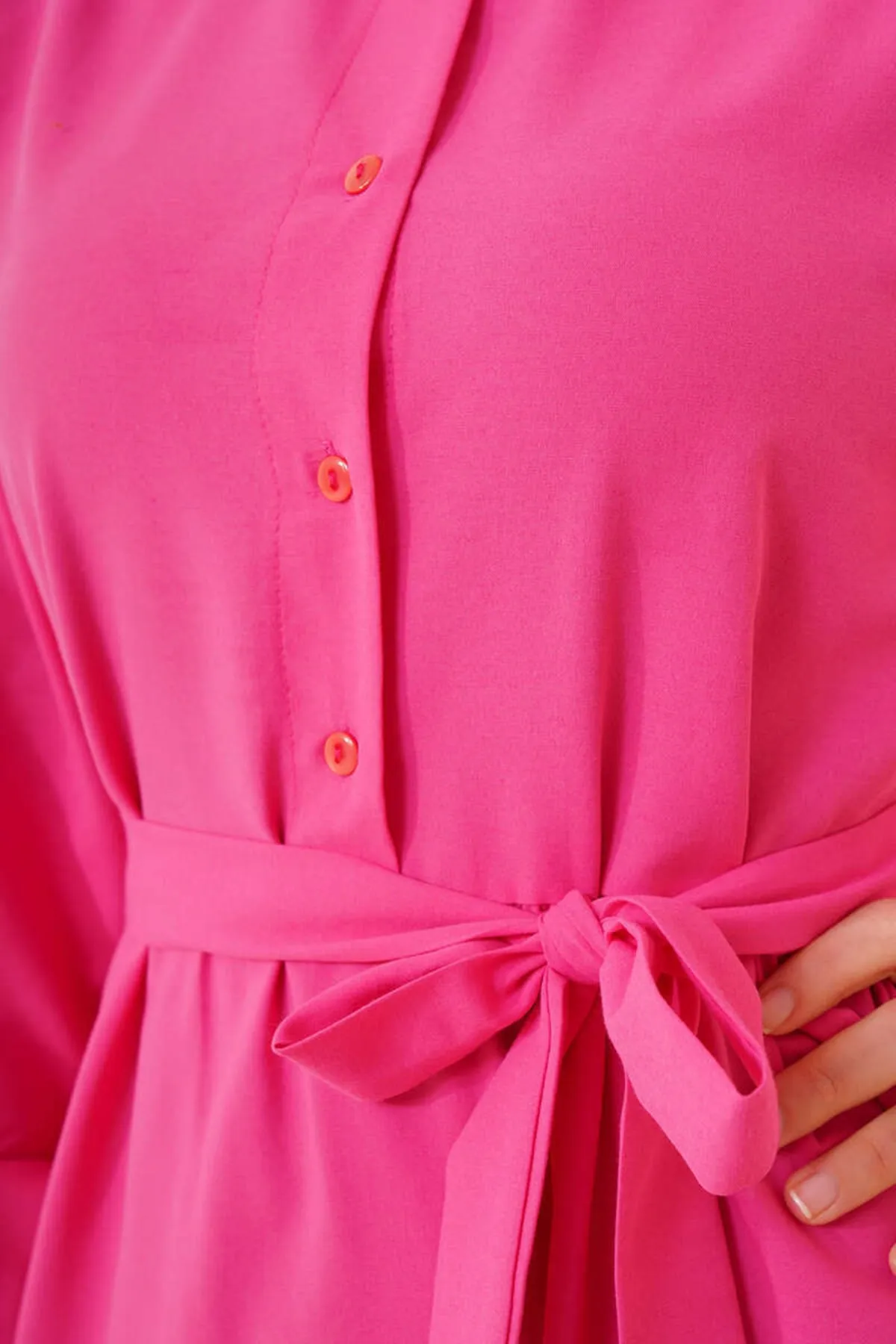 benguen  428 Wunderschönes Hijab-Kleid mit Kragen und Knöpfen in Fuchsia