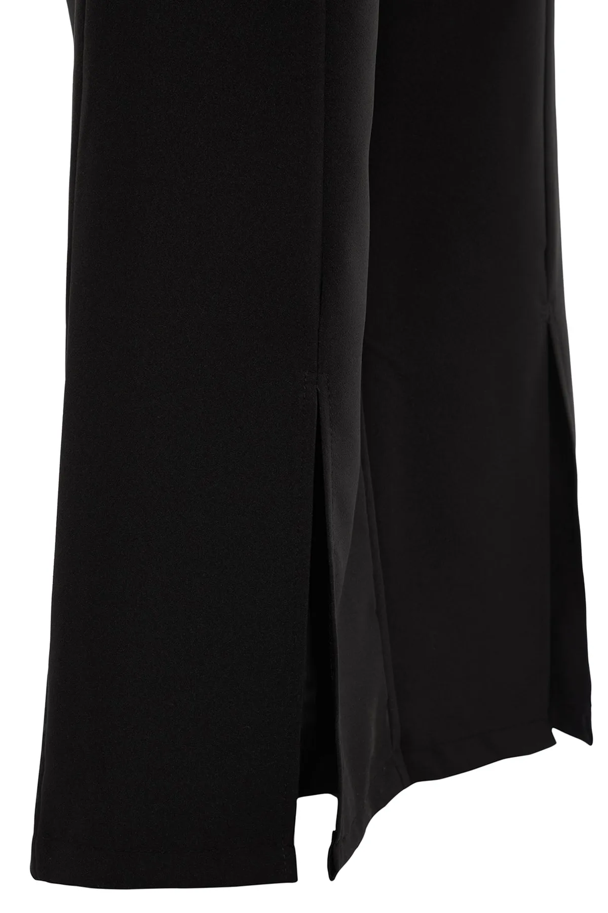Trendyol Curve  Schwarze gewebte Hose mit weitem Bein und Schlitzdetail TBBAW23AR00008