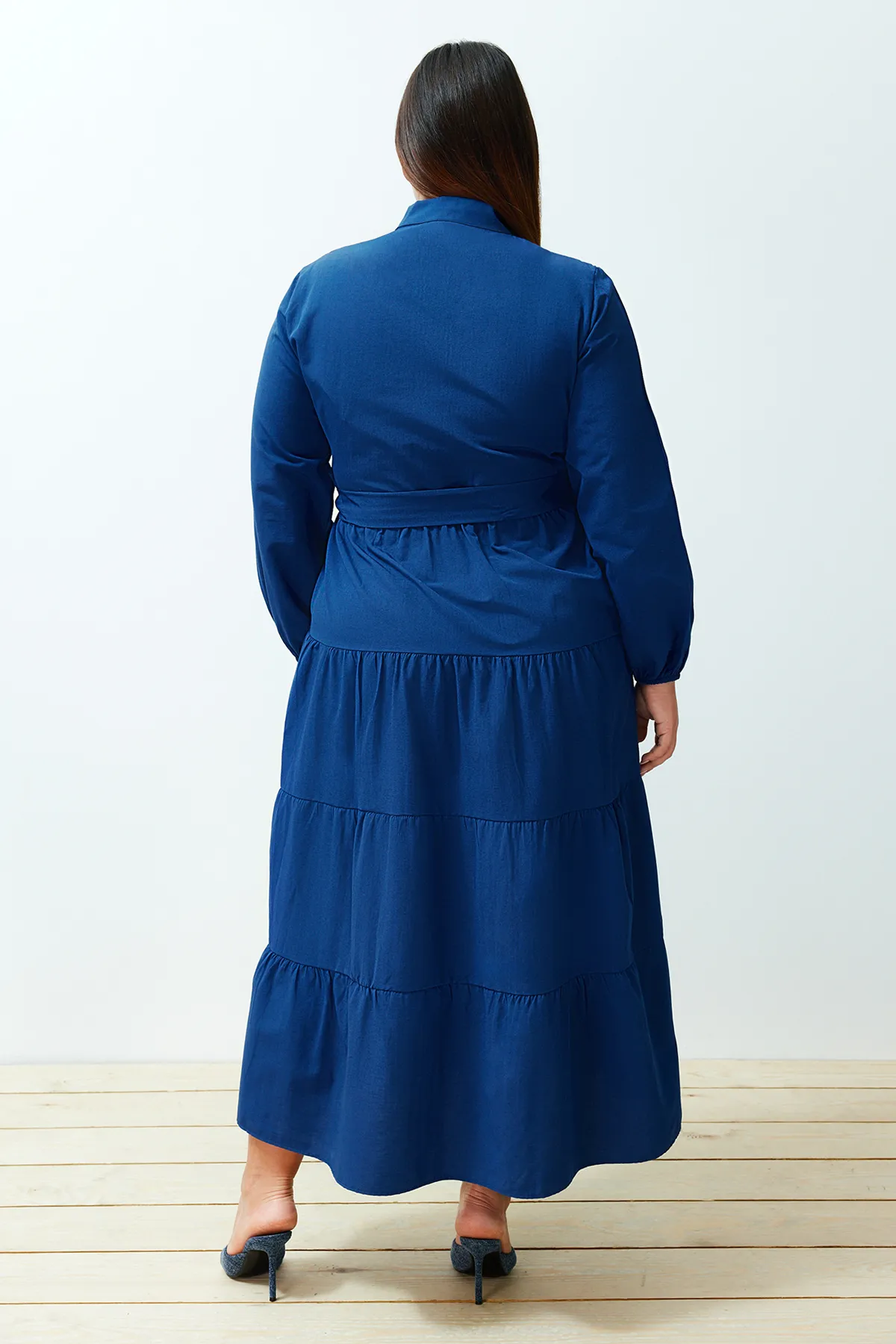 Trendyol Modest  Saks – Gewebtes Kleid mit Gürtel und Chefkragen und Knopfdetail TCTSS21EL3343