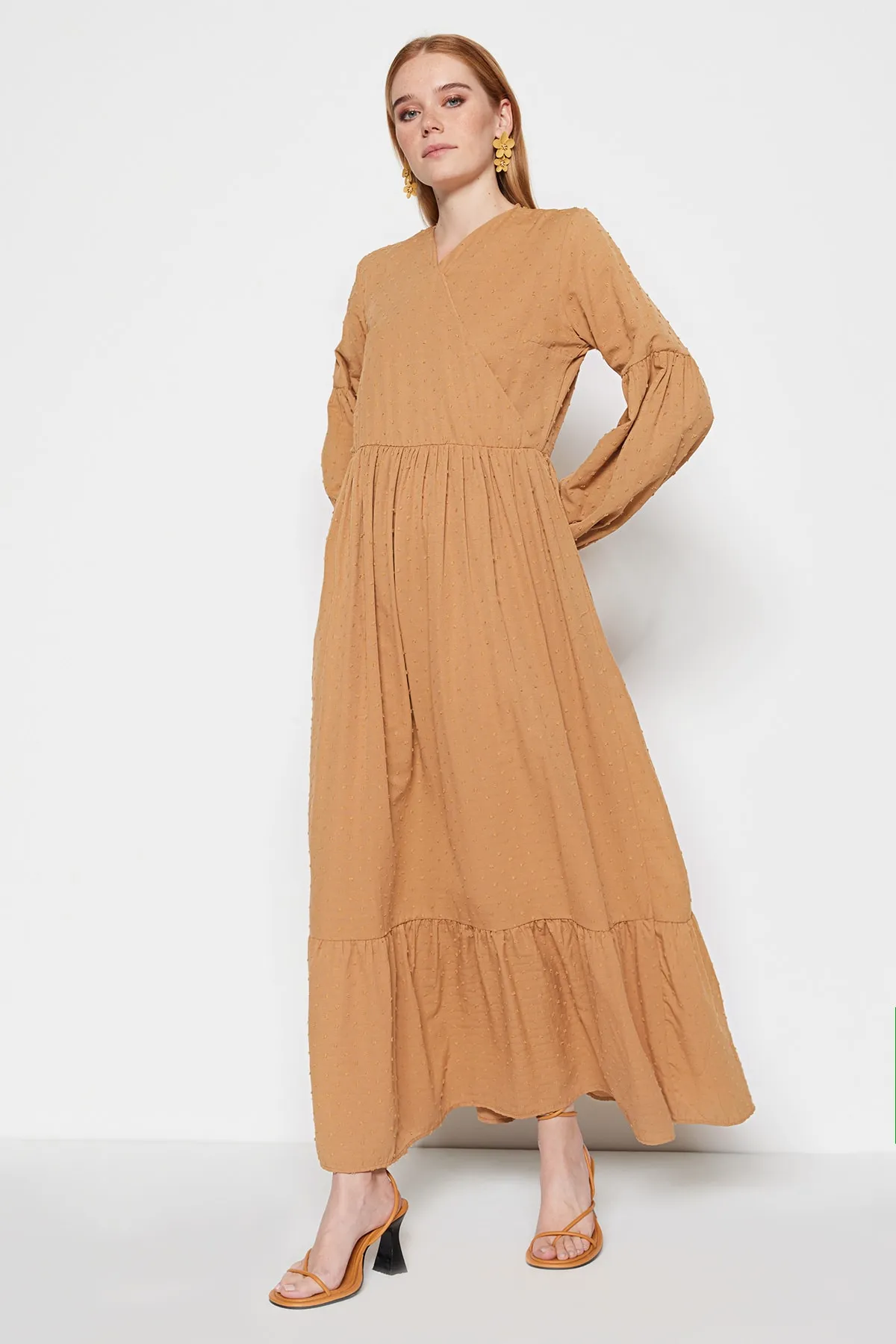 Trendyol Modest  Kamelfarbenes, gewebtes Kleid mit zweireihigem Kragen und Strukturstoff TCTSS23EB00296