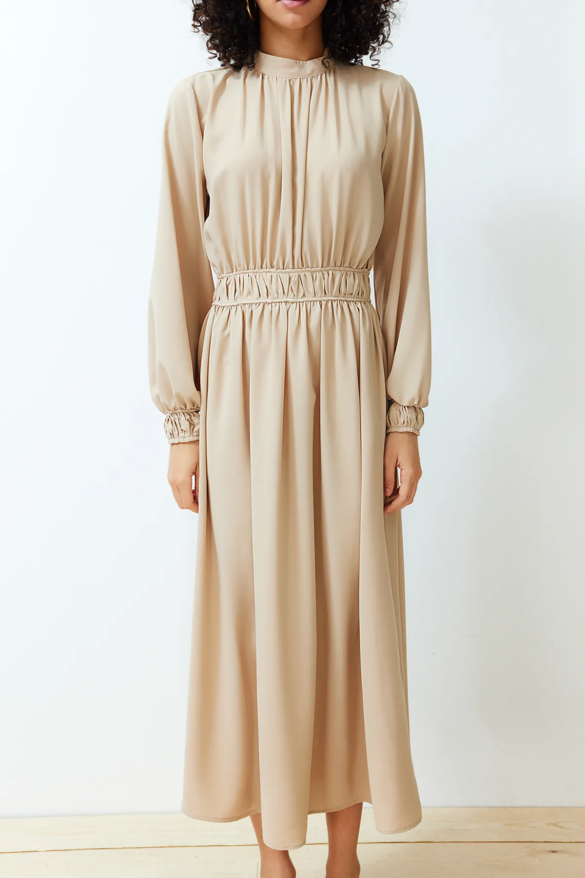 Trendyol Modest  Beigefarbenes, detailliertes, gewebtes Kleid mit Stehkragen, Taille und Ärmeln TCTSS24EB00083