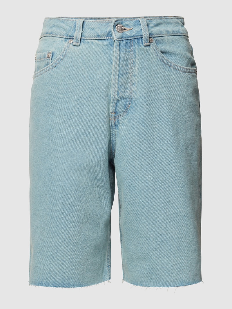 Jeansshorts mit ausgefransten Abschlüssen in hellblau