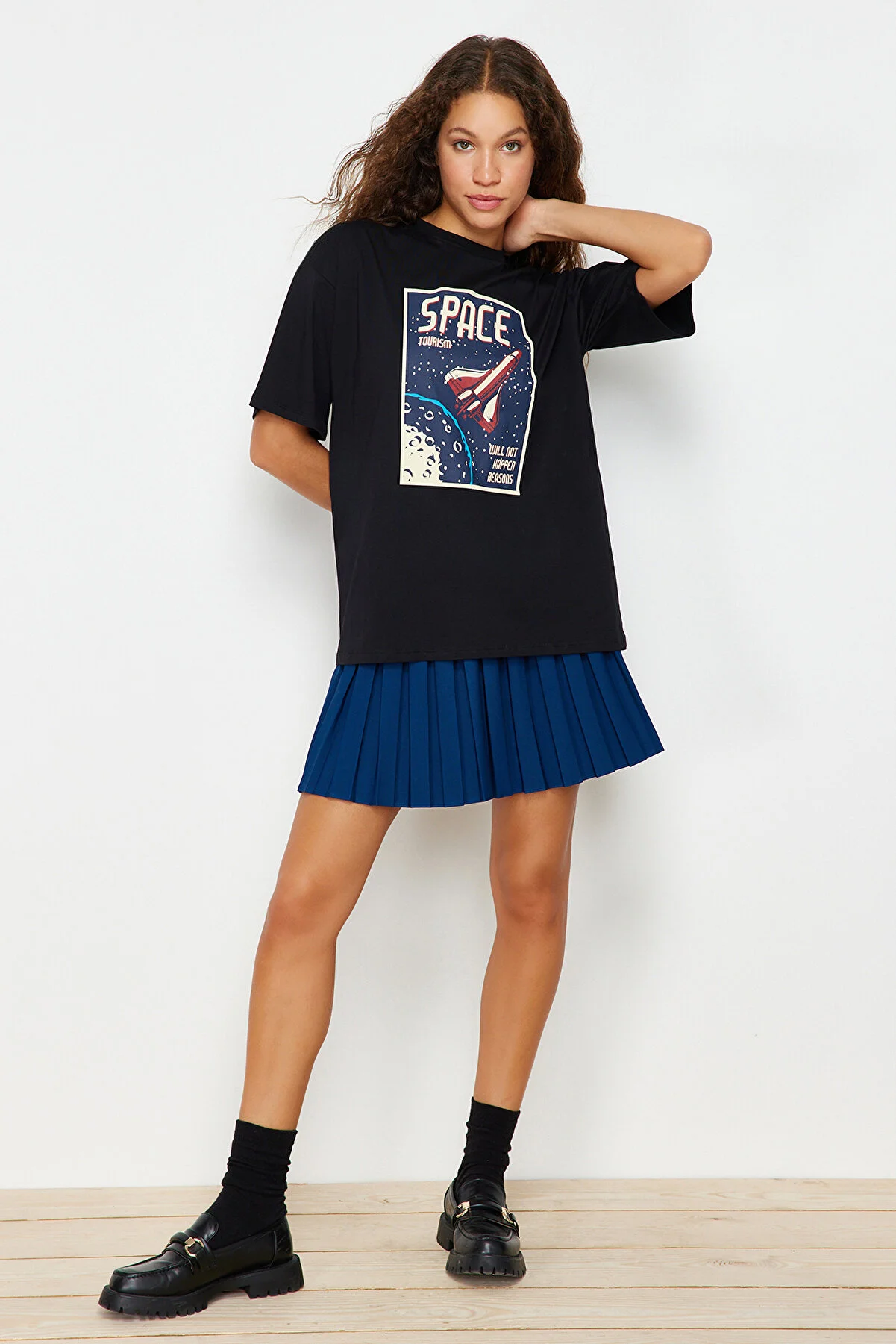 Trendyol Collection  Schwarzes Strick-T-Shirt mit Rundhalsausschnitt und Weltraum-Print aus 100 % Baumwolle im Boyfriend-Stil TWOSS21TS3663