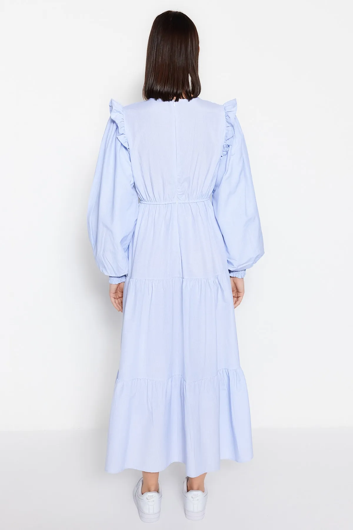 Trendyol Modest  Blaues, gestreiftes, gewebtes Kleid mit Rüschen an den Schultern und Manschetten TCTSS23EB00019