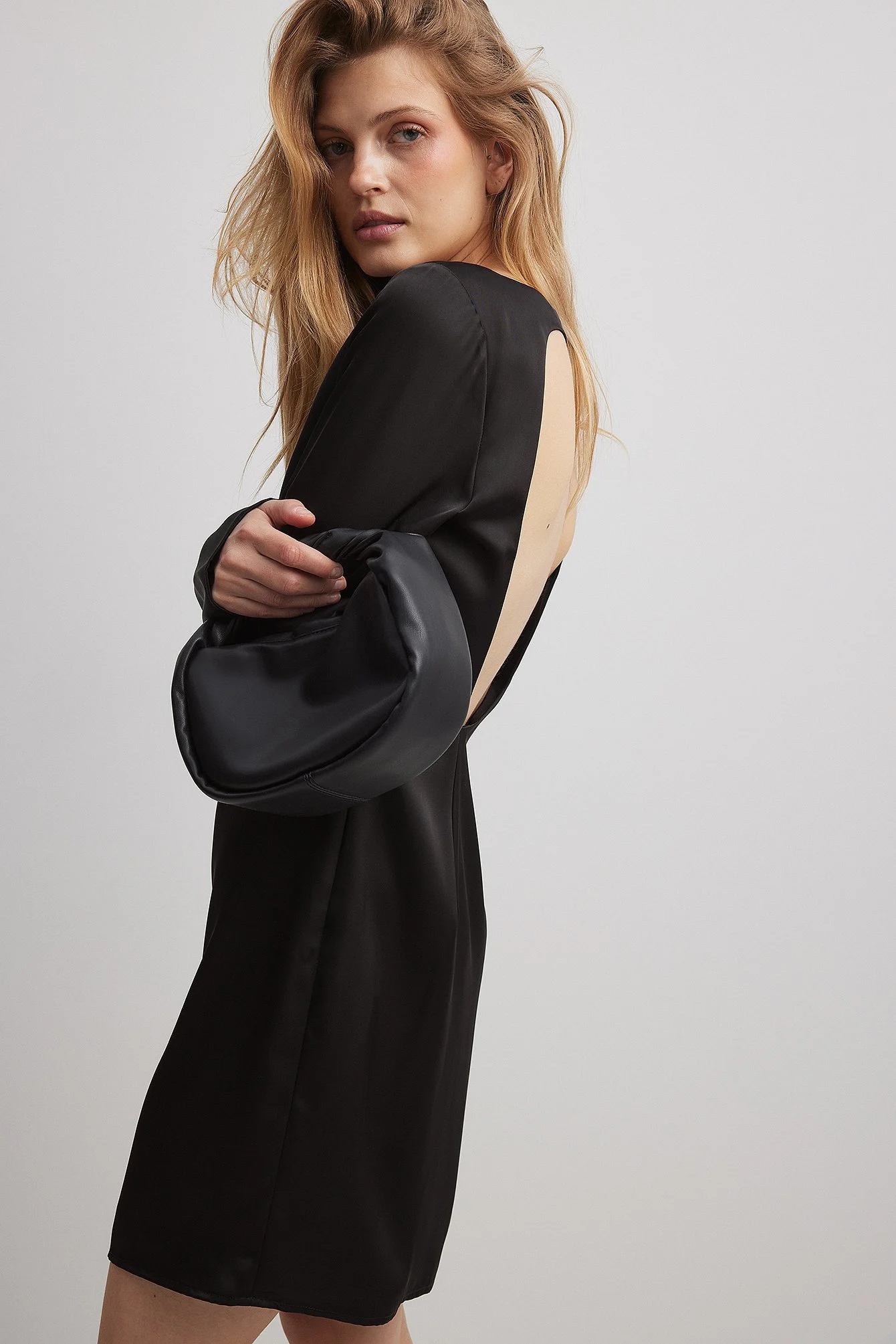 Asymmetrisches Minikleid mit offenem Rücken