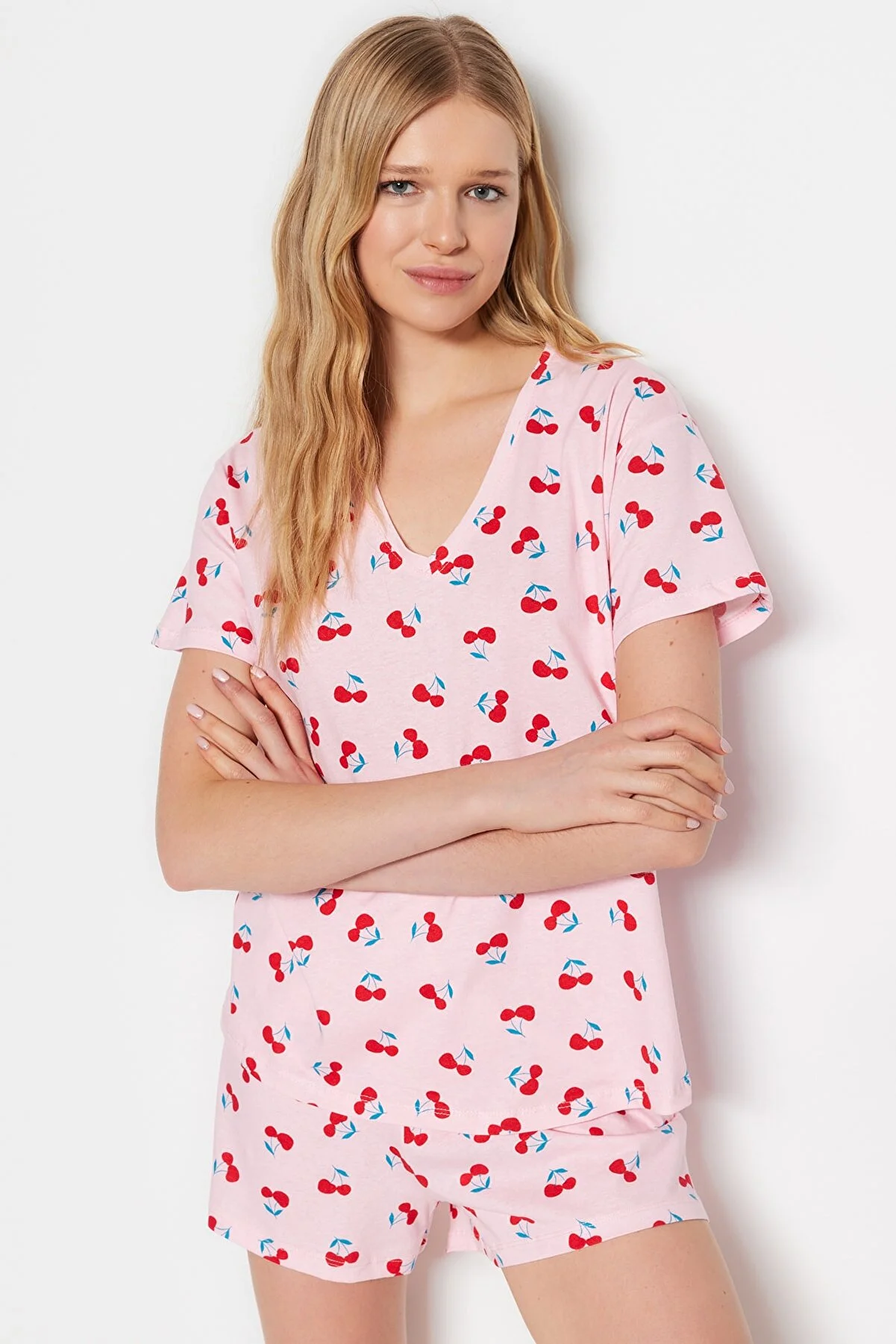 Trendyol Collection  Hellrosa gestricktes Pyjama-Set mit T-Shirt und Shorts aus 100 % Baumwolle mit Kirschmuster THMSS23PT00013