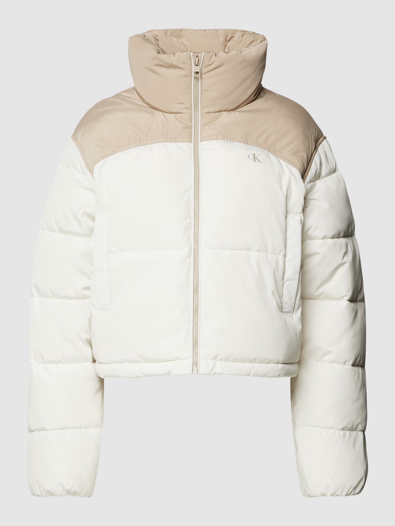 Cropped Steppjacke mit Label-Detail Modell in offwhite