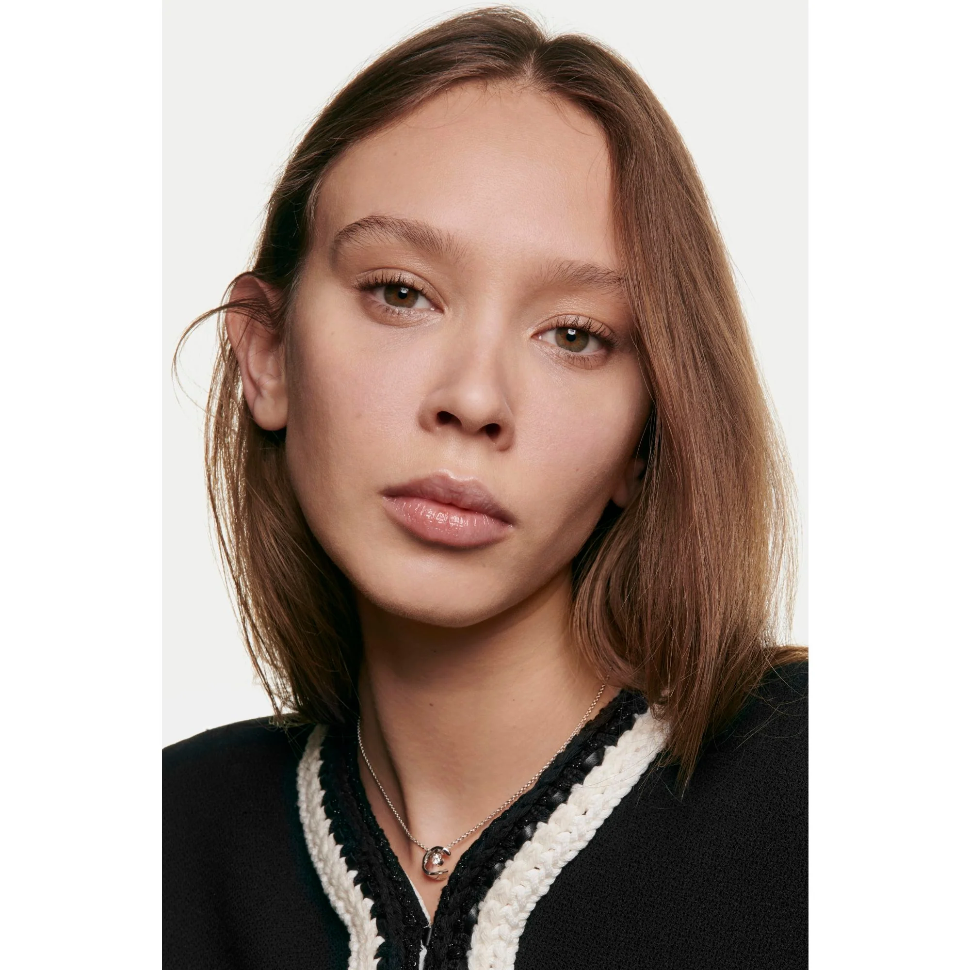 LES BEIGES EAU DE TEINT - OCHELARI PROASPĂȚI CU MICROSFERE PIGMENTATE. EFECT DE TEN NUDE. REZULTAT RADIANT ȘI NATURAL.