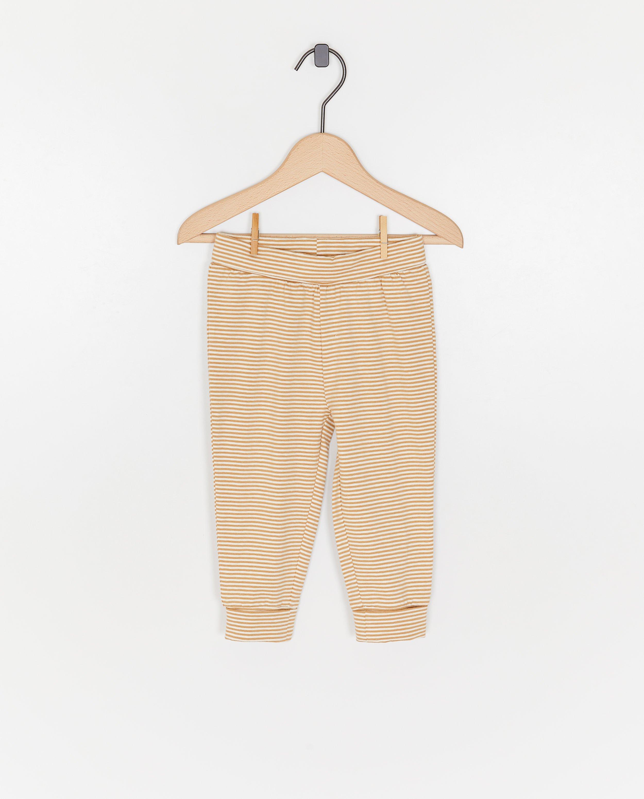 Pijamale Cuddles and Smiles cu imprimeu de girafă, albe