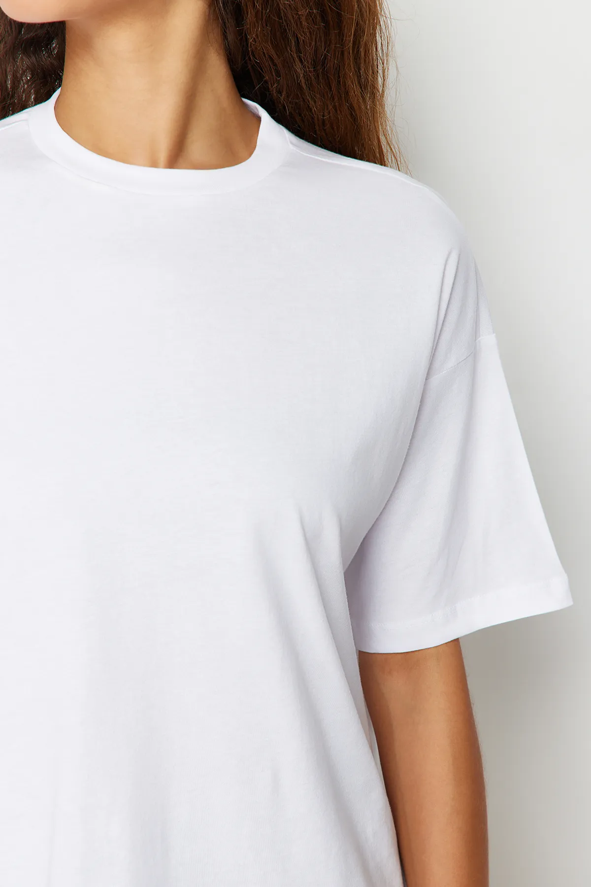 Trendyol Collection  Weißes, übergroßes/weites Strick-T-Shirt mit Rundhalsausschnitt, 100 % Baumwolle, TWOSS20TS0134