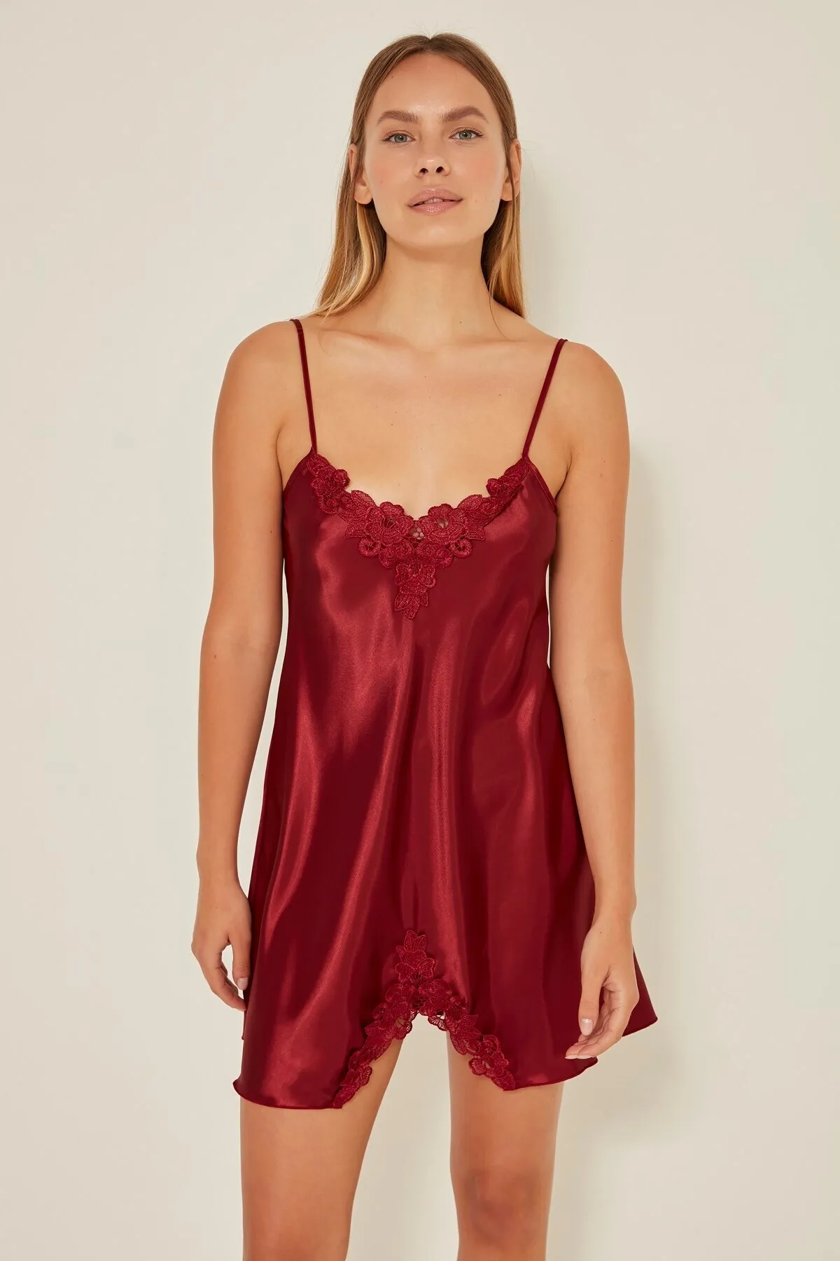 C&City  060 Damen-Nachthemd aus Satin und Spitze in Weinrot