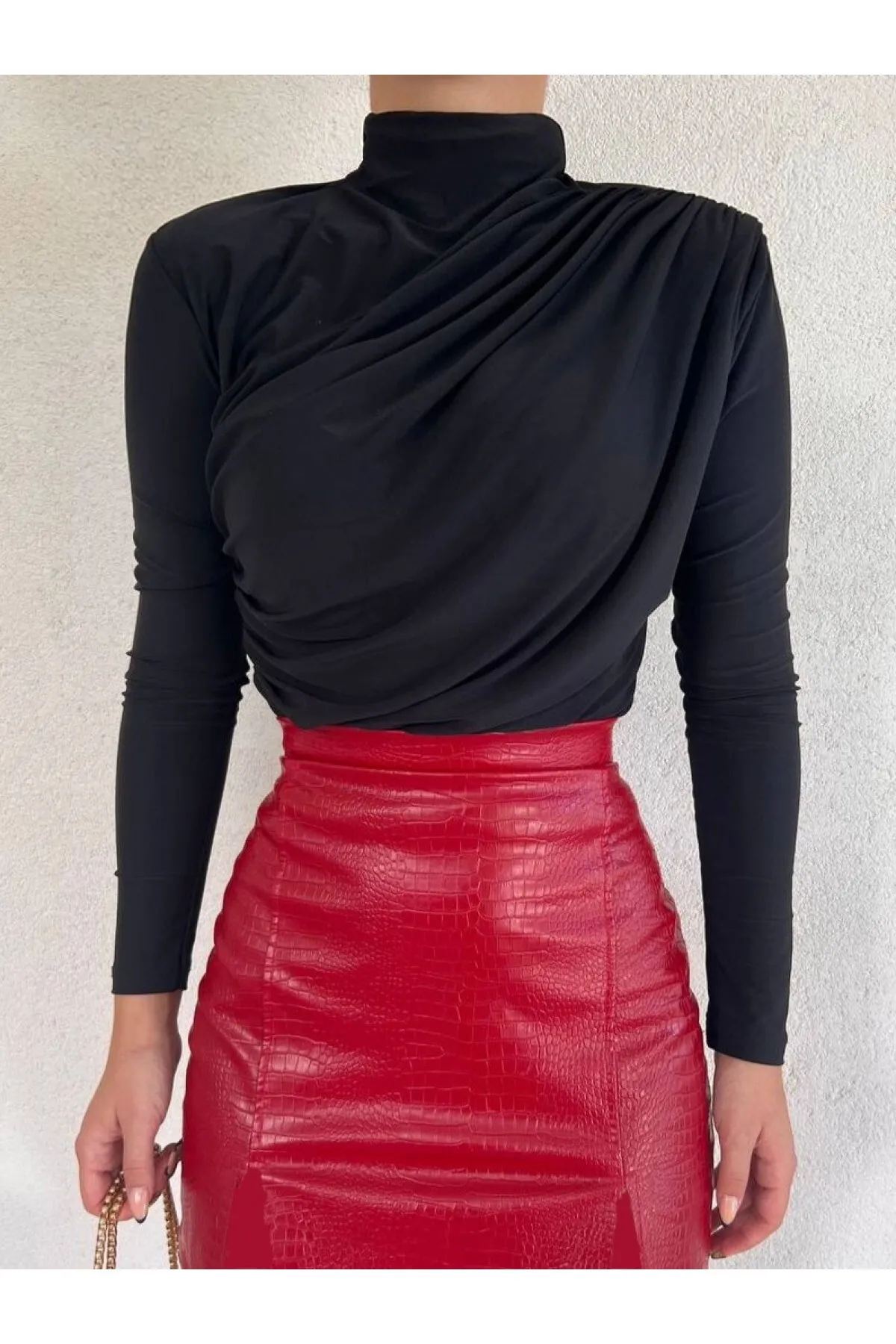 Modamorfo  Geraffte Sandy-Bluse mit halbem Ausschnitt