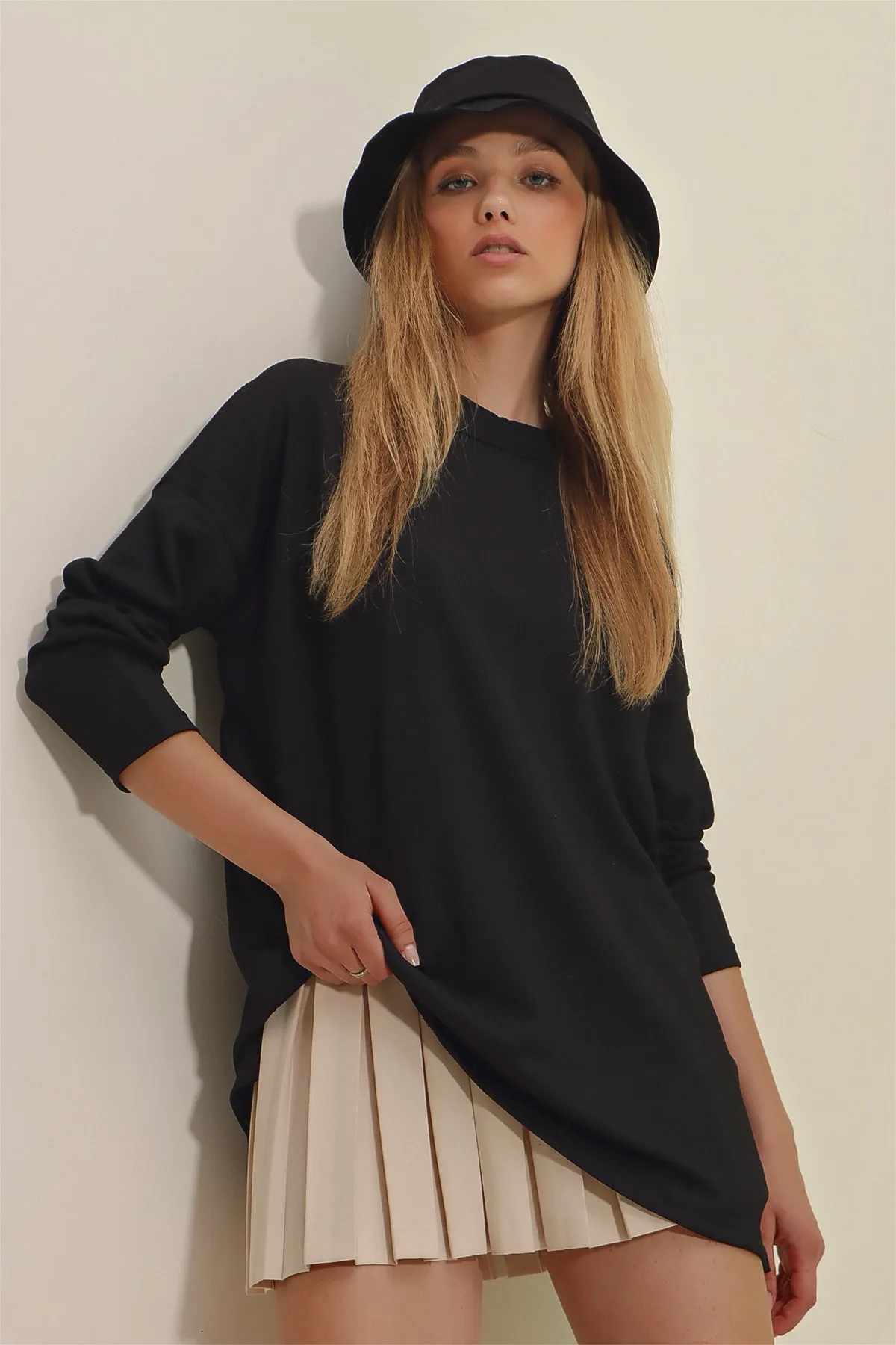 Trend Alaçatı Stili  Schwarze Damen-Bluse mit Rundhalsausschnitt und seitlichen Schlitzen, Übergröße, saisonale Basic-Bluse ALC-X9035