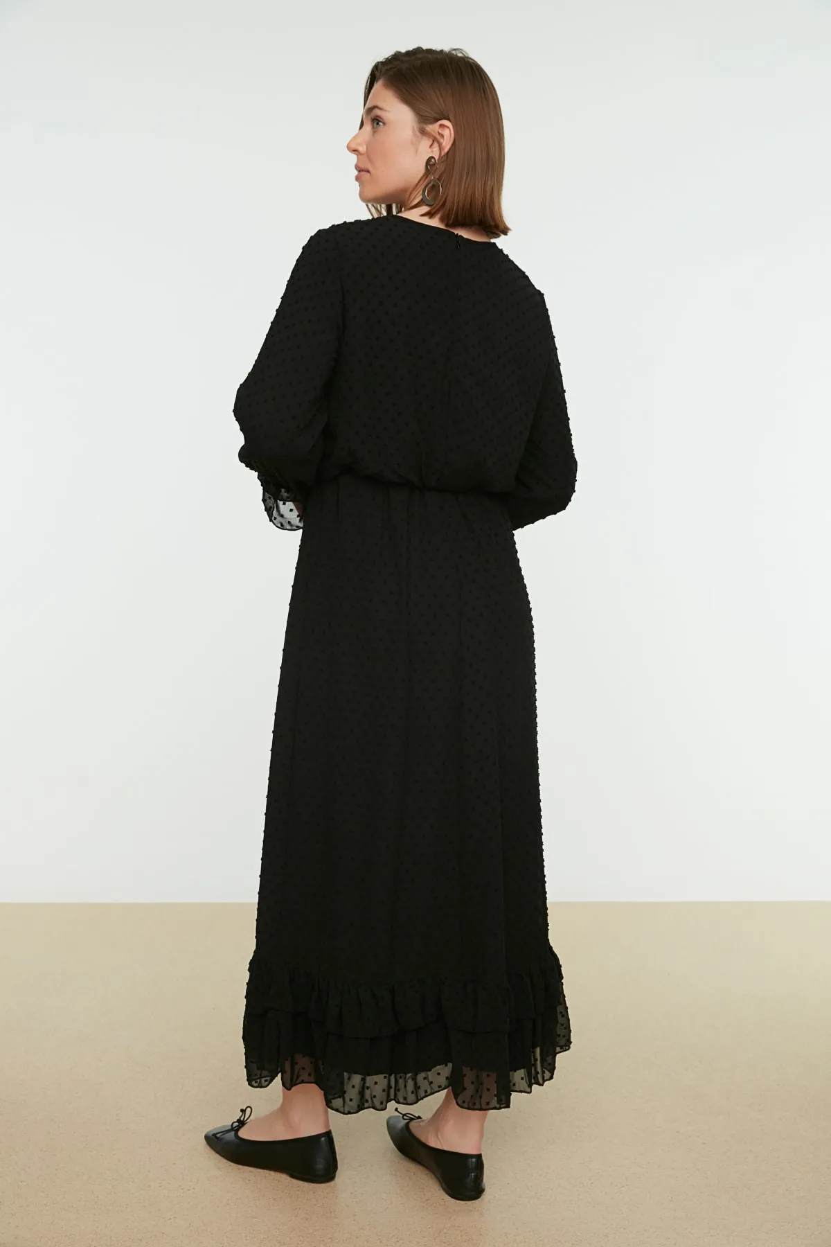 Trendyol Modest  Schwarzes gewebtes Kleid mit strukturierter Taille, gerafftem Volant und Futter TCTSS21EL3566