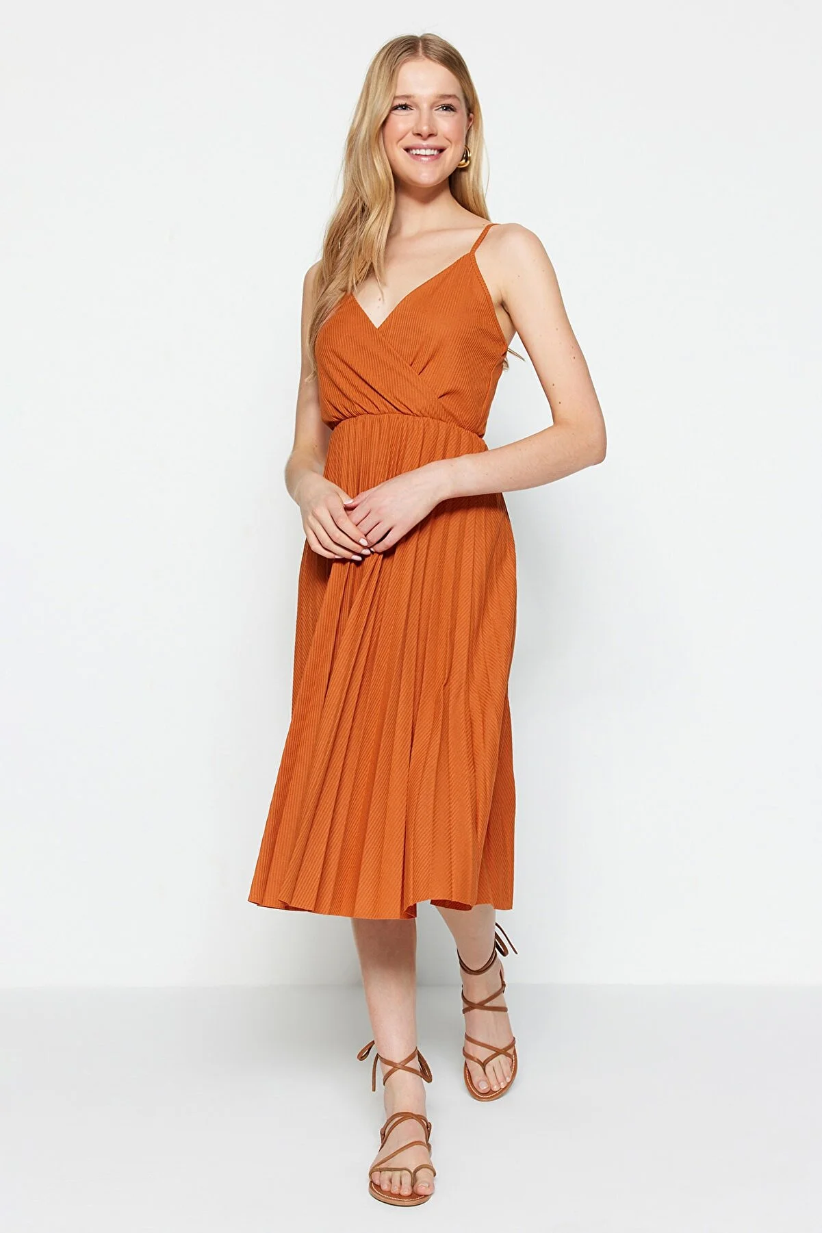 Trendyol Collection  Zimtfarbenes, offenes Taillen-/Skater-Midi-Kleid mit zweireihigen, plissierten Trägern und flexiblem Strick TWOSS20EL2729